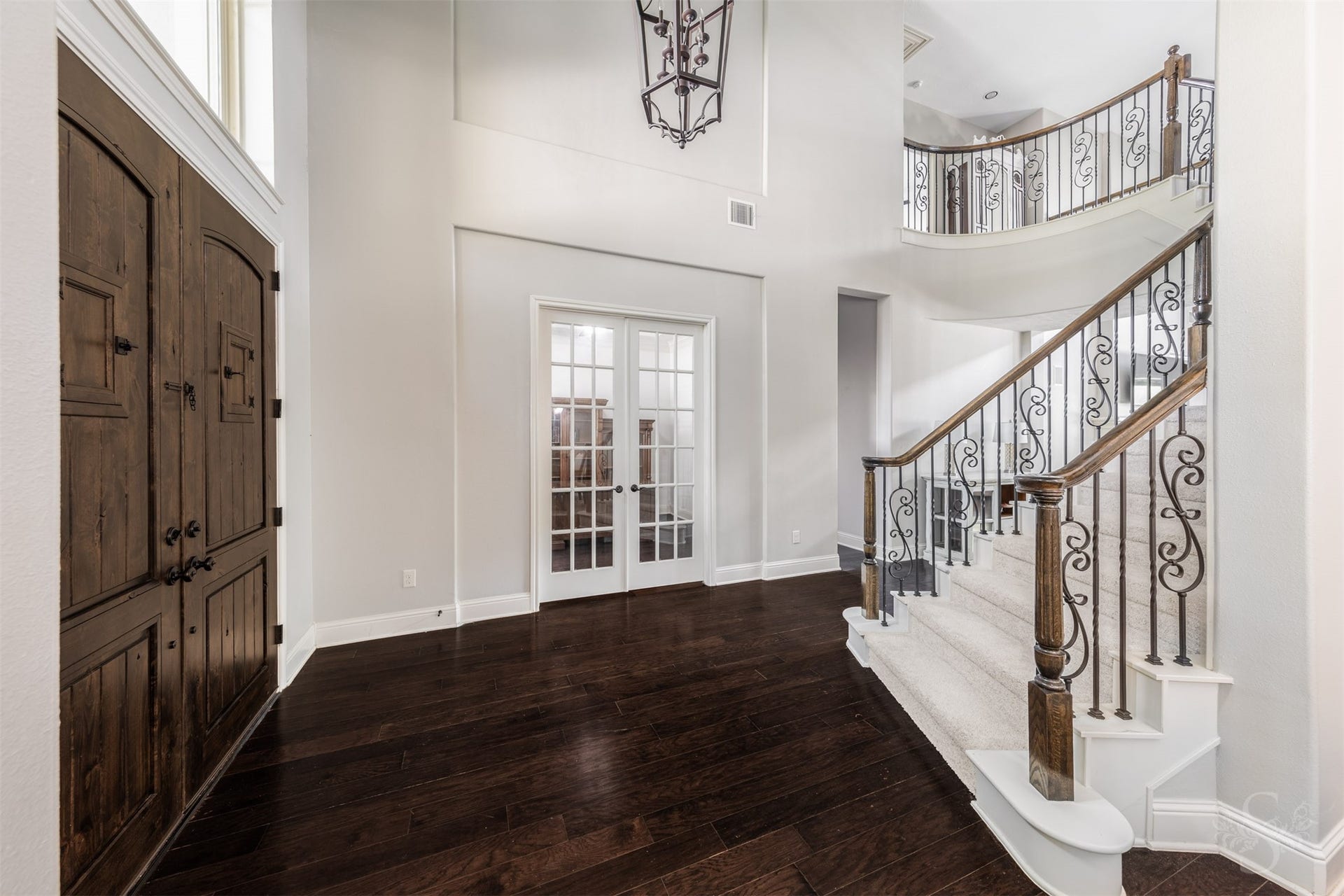 5835 Caspian Falls Lane, Fulshear, TX 77441 From the moment you step inside, you'll appreciate the home's impressive scale and timeless design. The dramatic curved staircase, soaring ceilings and beautiful wood flooring create a welcoming entry that sets the tone for the exceptional living spaces beyond.