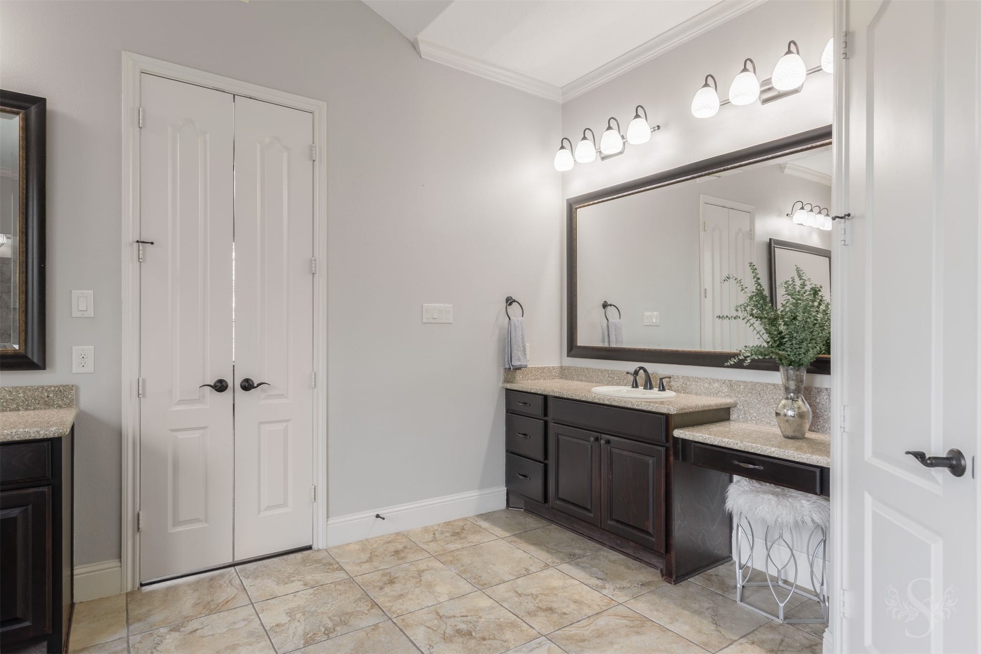 5835 Caspian Falls Lane, Fulshear, TX 77441 he spacious primary bath offers dual vanities, granite countertops and a dedicated vanity area, providing plenty of space to start and end your day. Thoughtful design and generous storage make this luxurious retreat as practical as it is beautiful.