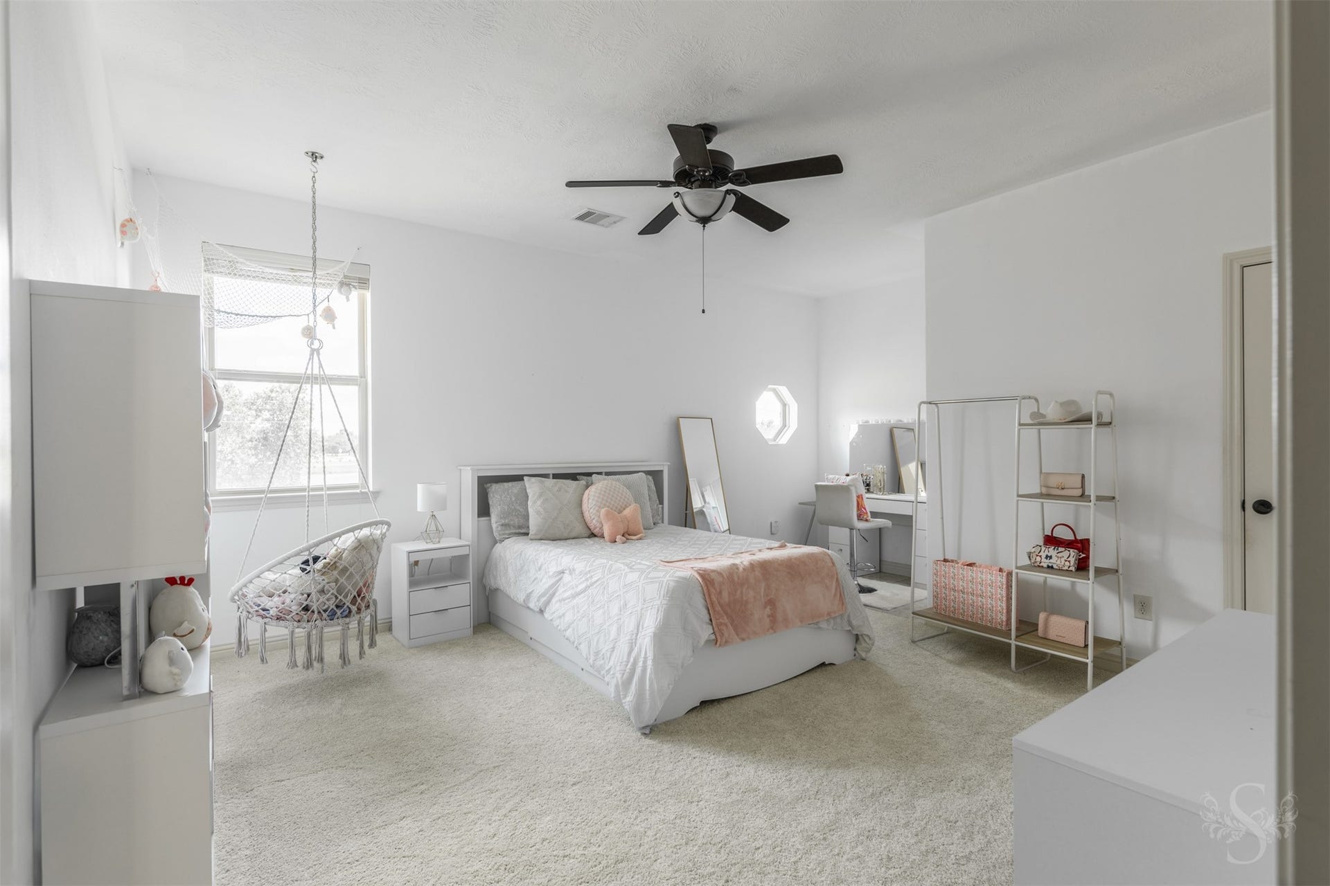 5835 Caspian Falls Lane, Fulshear, TX 77441 This spacious secondary bedroom offers plenty of room for a bed, desk and sitting area, creating a comfortable retreat for family or guests. Soft natural light and neutral finishes make it easy to personalize for any stage of life.