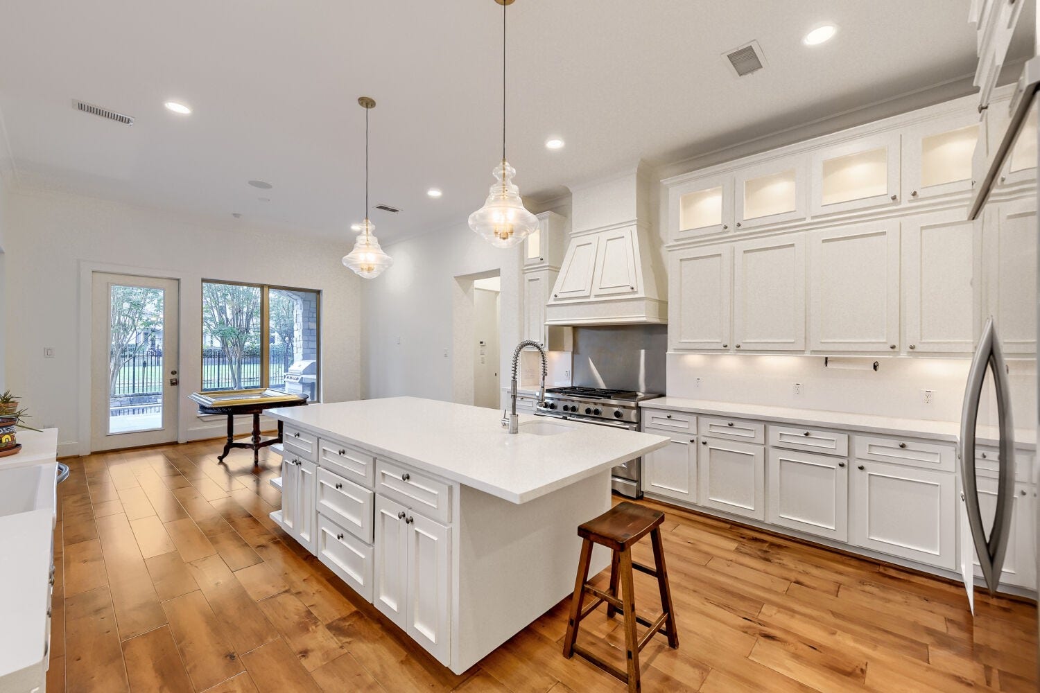 27 Johnathan Landing Court, The Woodlands, TX 77389
