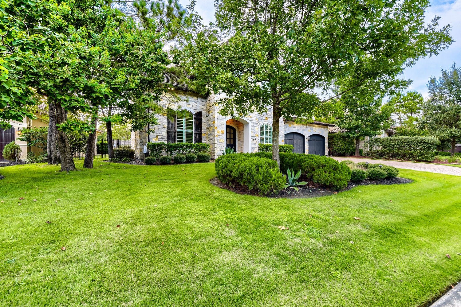 27 Johnathan Landing Court, The Woodlands, TX 77389