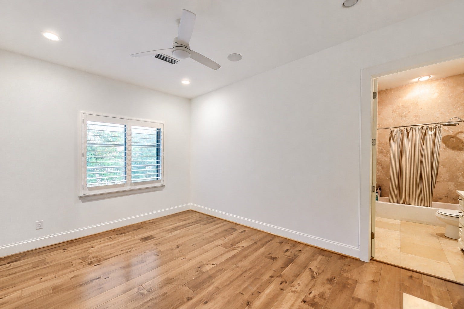 27 Johnathan Landing Court, The Woodlands, TX 77389