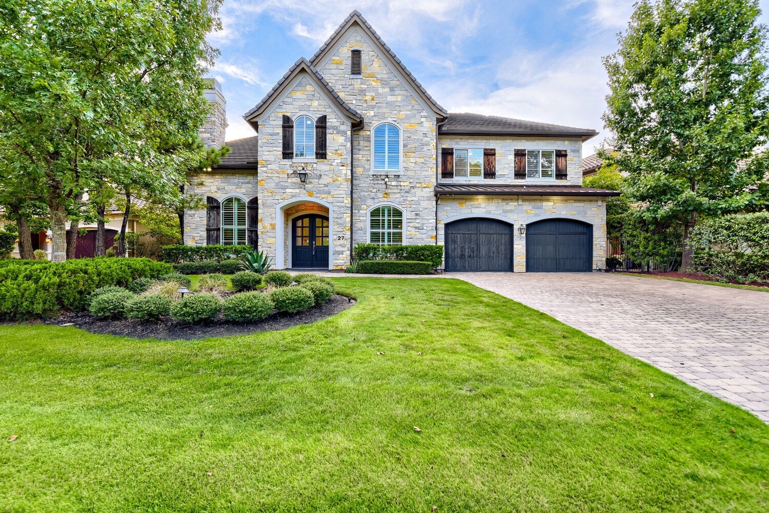 27 Johnathan Landing Court, The Woodlands, TX 77389