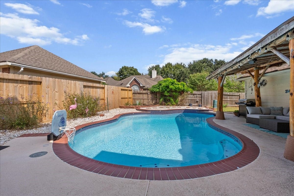 1908 Summer Reef Drive, League City, TX 77573 This is a real retreat!