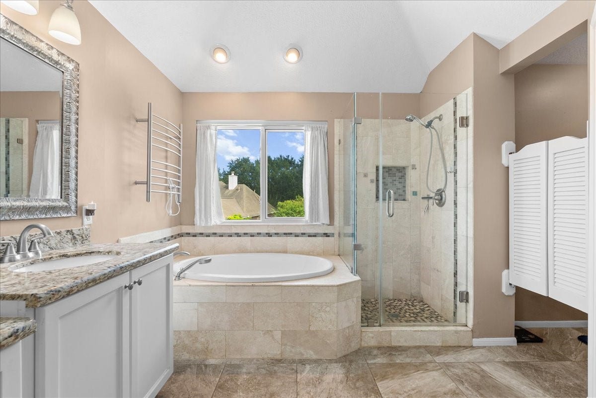 1908 Summer Reef Drive, League City, TX 77573 There's even a towel warmer!