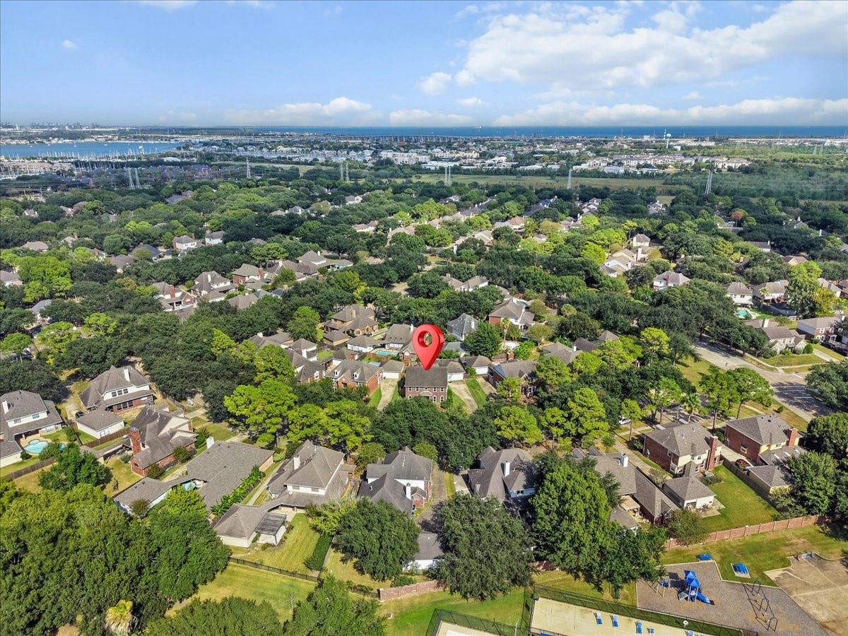 1908 Summer Reef Drive, League City, TX 77573 Minutes away from Kemah Boardwalk, golfing, parks and CCISD schools.