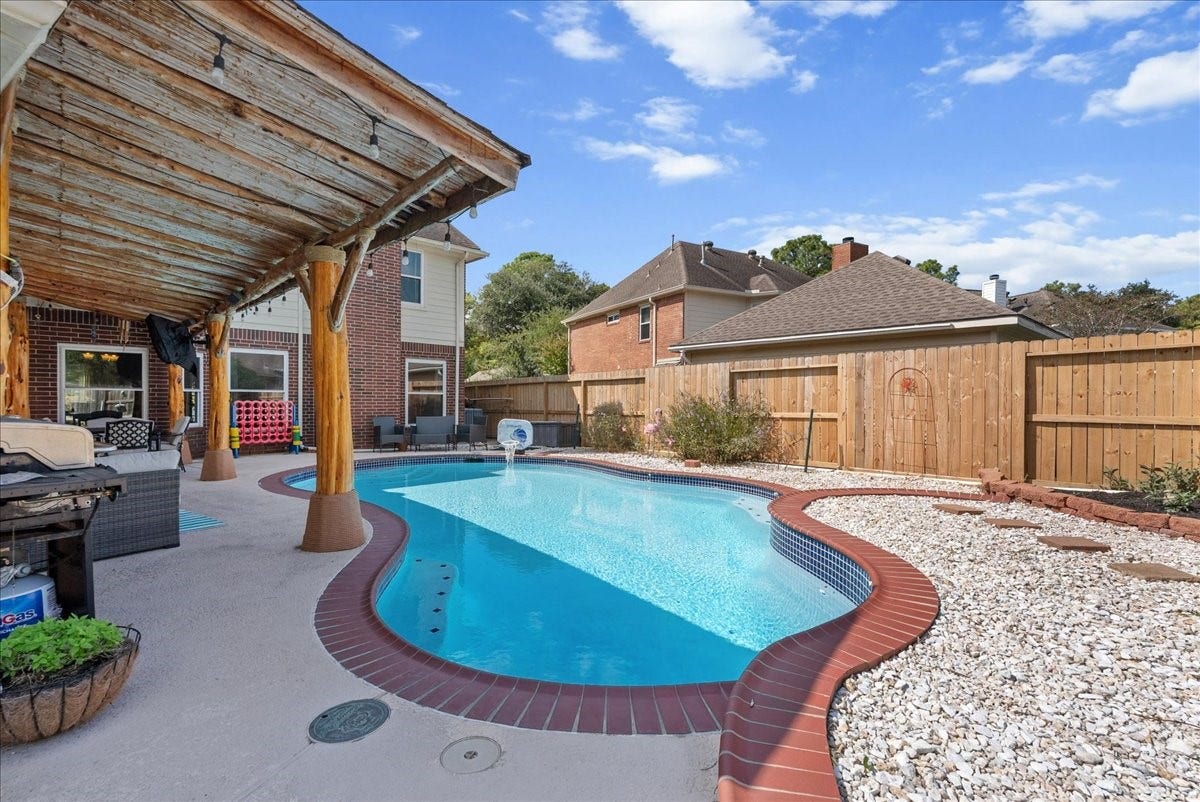 1908 Summer Reef Drive, League City, TX 77573 Notice the updated fencing!