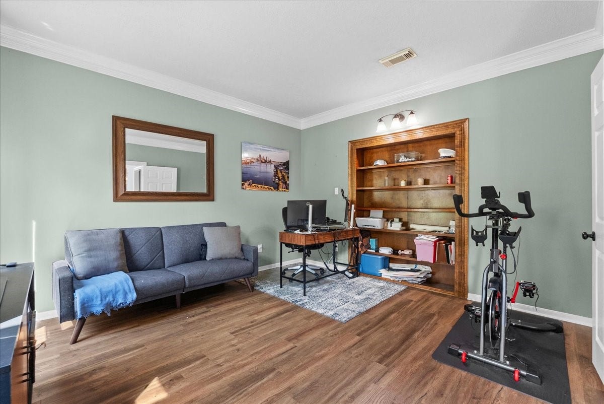 1908 Summer Reef Drive, League City, TX 77573 Beautiful built-ins complete the space.