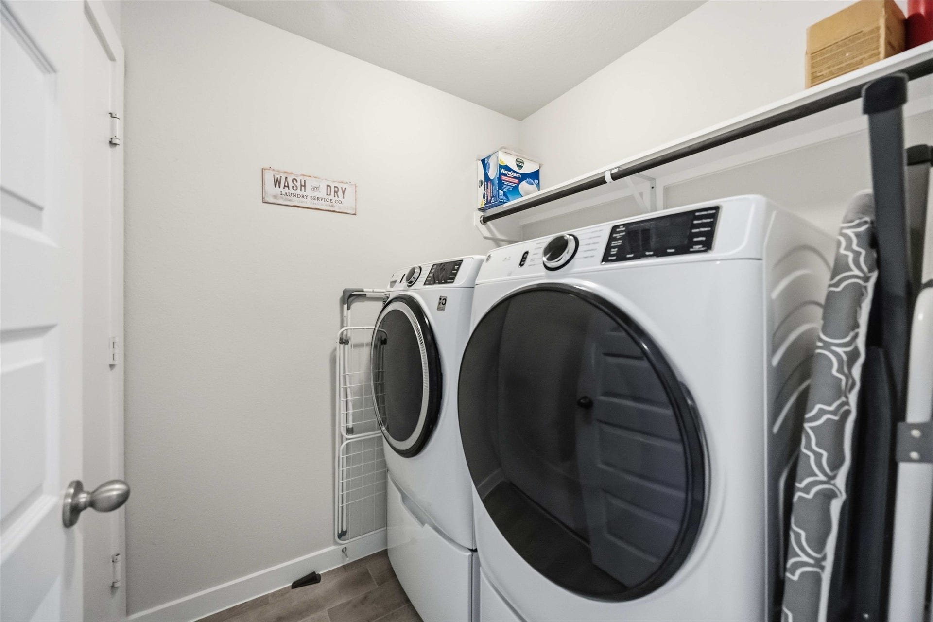 615 Orchard Vale Road, Rosharon, TX 77583 Laundry room that leads to the garage.