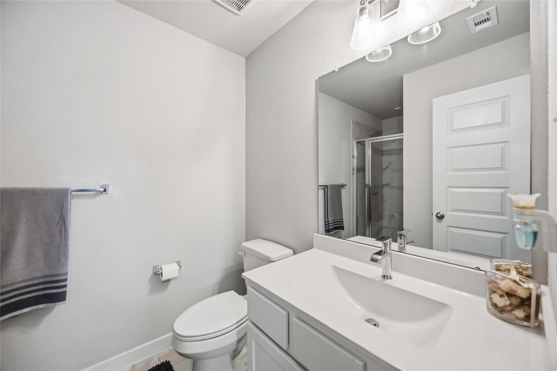 615 Orchard Vale Road, Rosharon, TX 77583 En-suite bathroom inside the secondary bedroom!