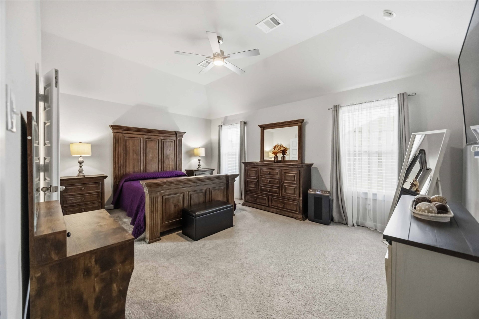 615 Orchard Vale Road, Rosharon, TX 77583 Welcome to your private primary retreat, where generous space and comfort create the perfect place to relax, recharge, and unwind.