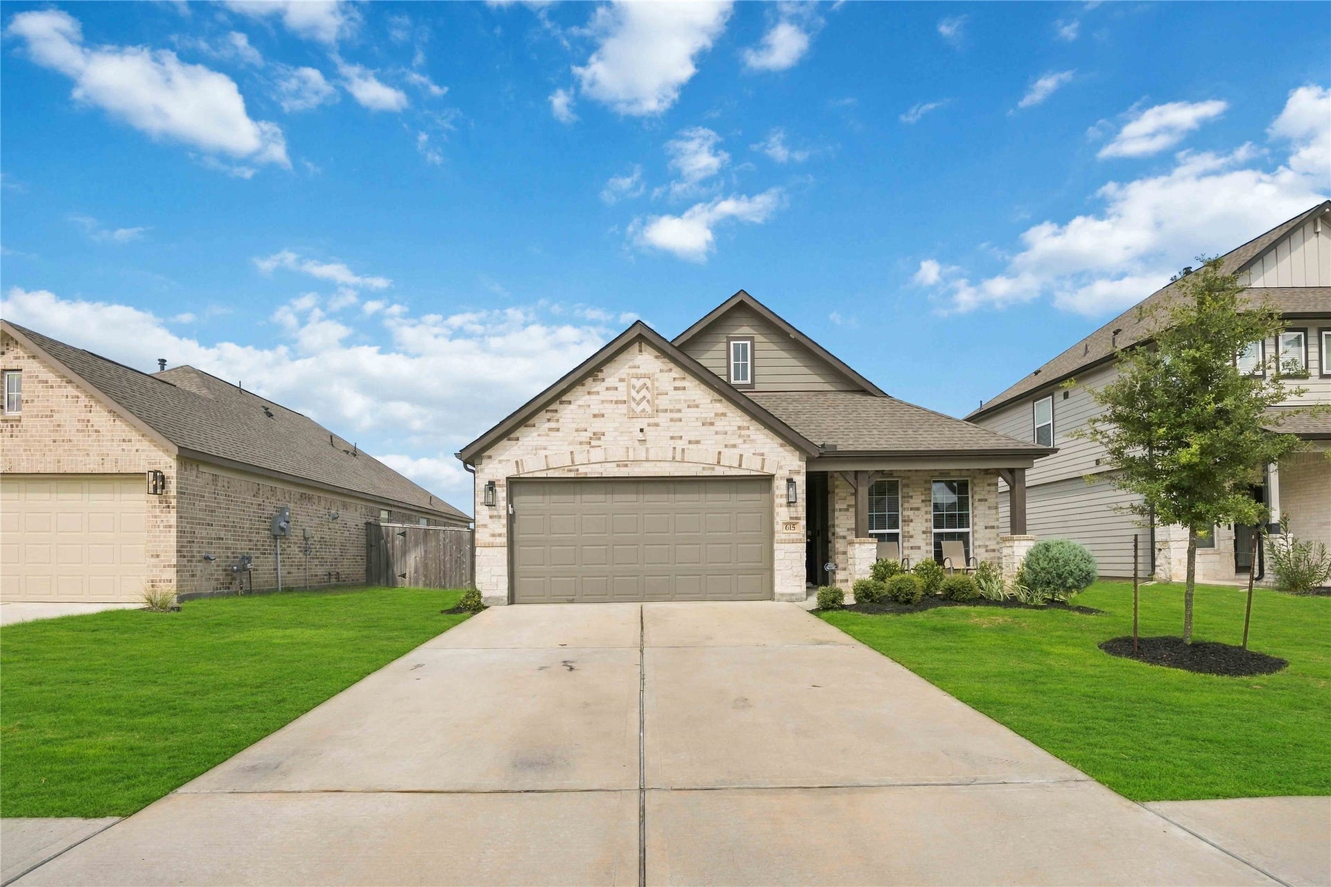 615 Orchard Vale Road, Rosharon, TX 77583 So spacious for family and entertaining. The perfect home for you and your family through every stage of life!