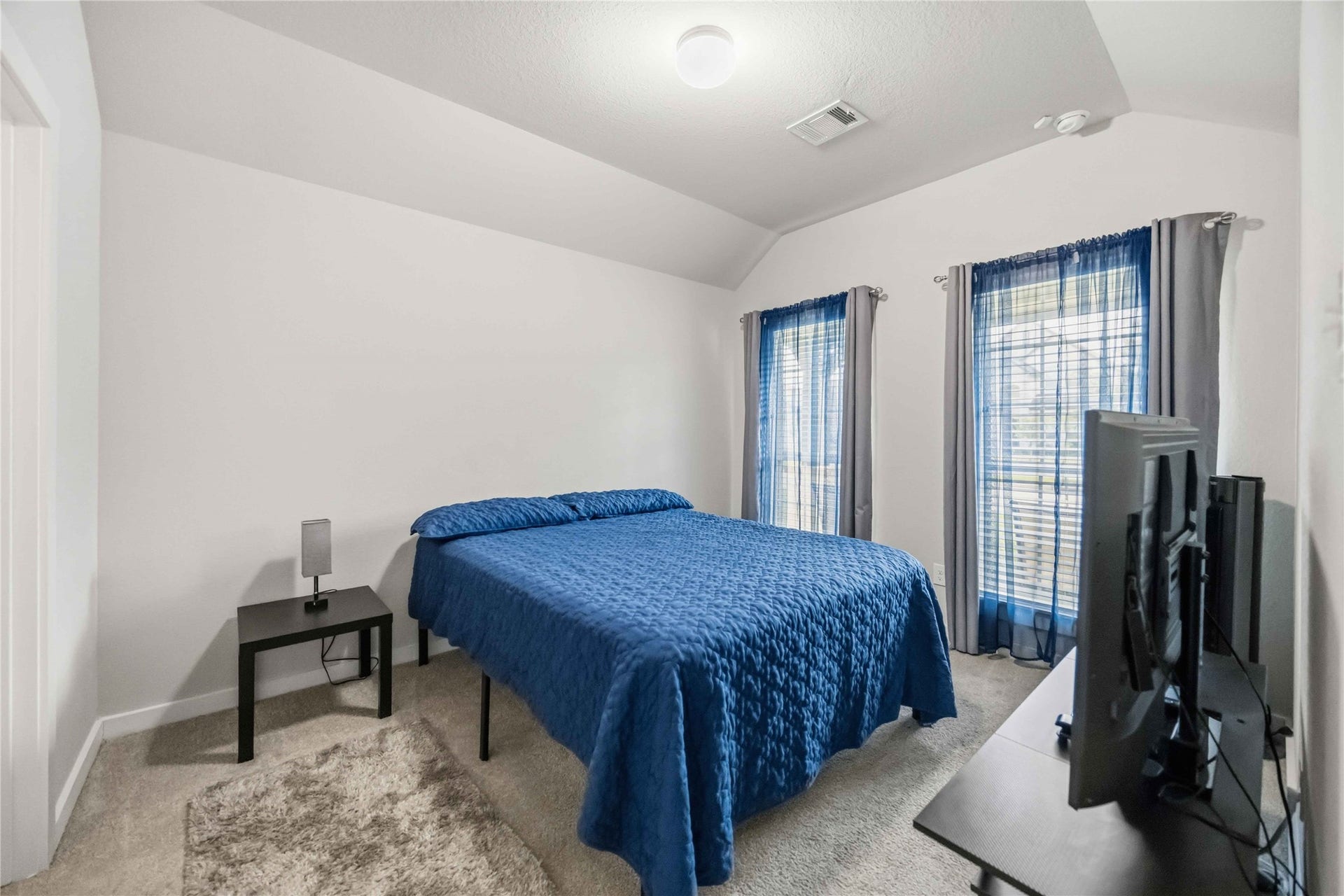 615 Orchard Vale Road, Rosharon, TX 77583 Secondary bedroom with an en-suite bathroom. This could be an amazing space for your next guest, college student or parent. You choose!