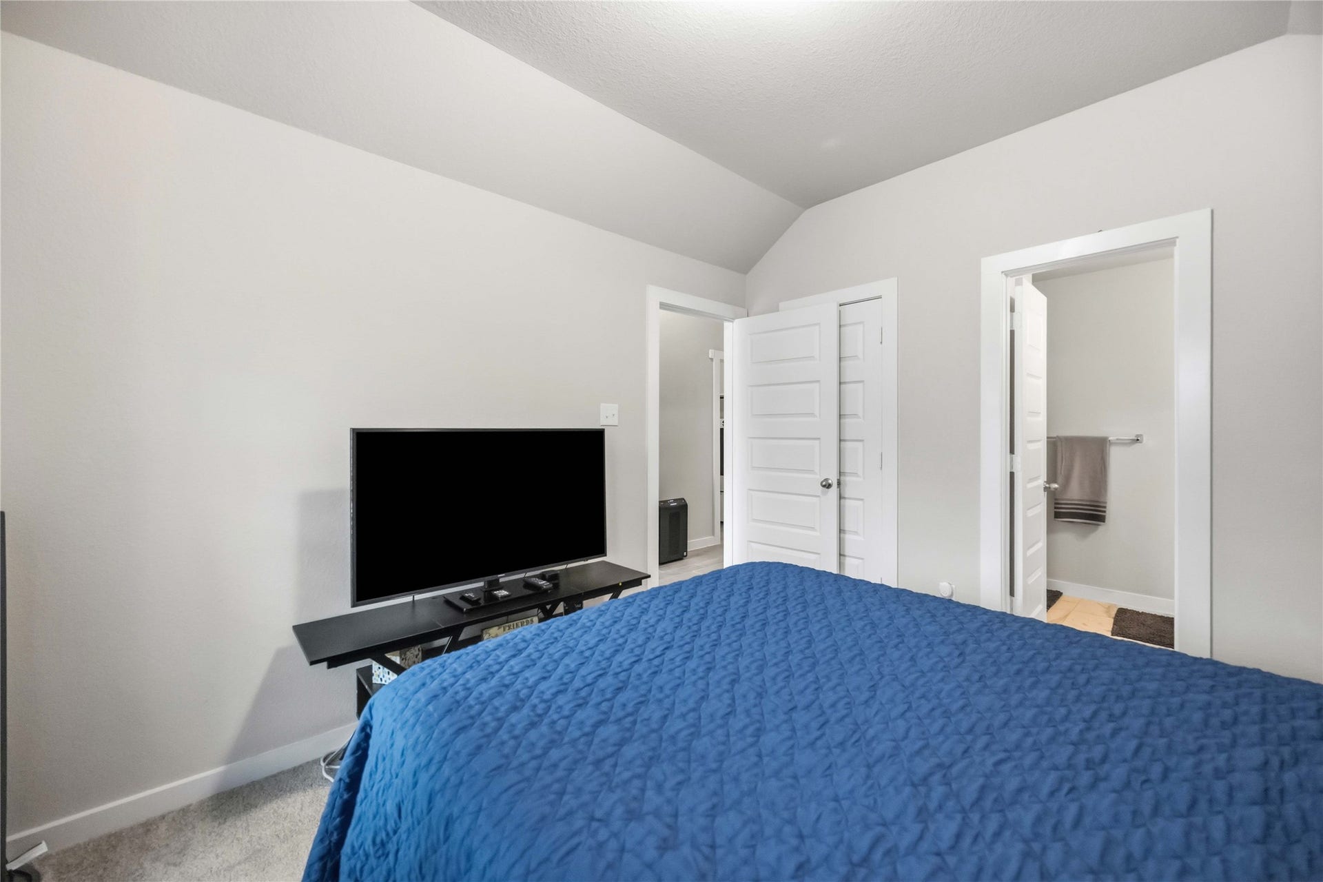 615 Orchard Vale Road, Rosharon, TX 77583 A spacious secondary bedroom!
