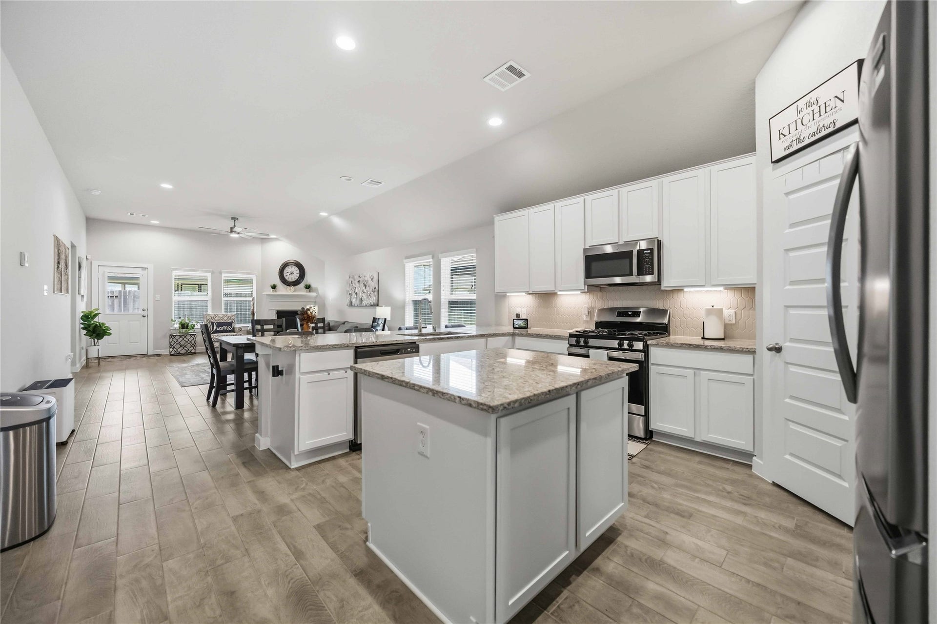 615 Orchard Vale Road, Rosharon, TX 77583 Beautiful kitchen that flows into the dining and family room! Great for entertaining and having family over.