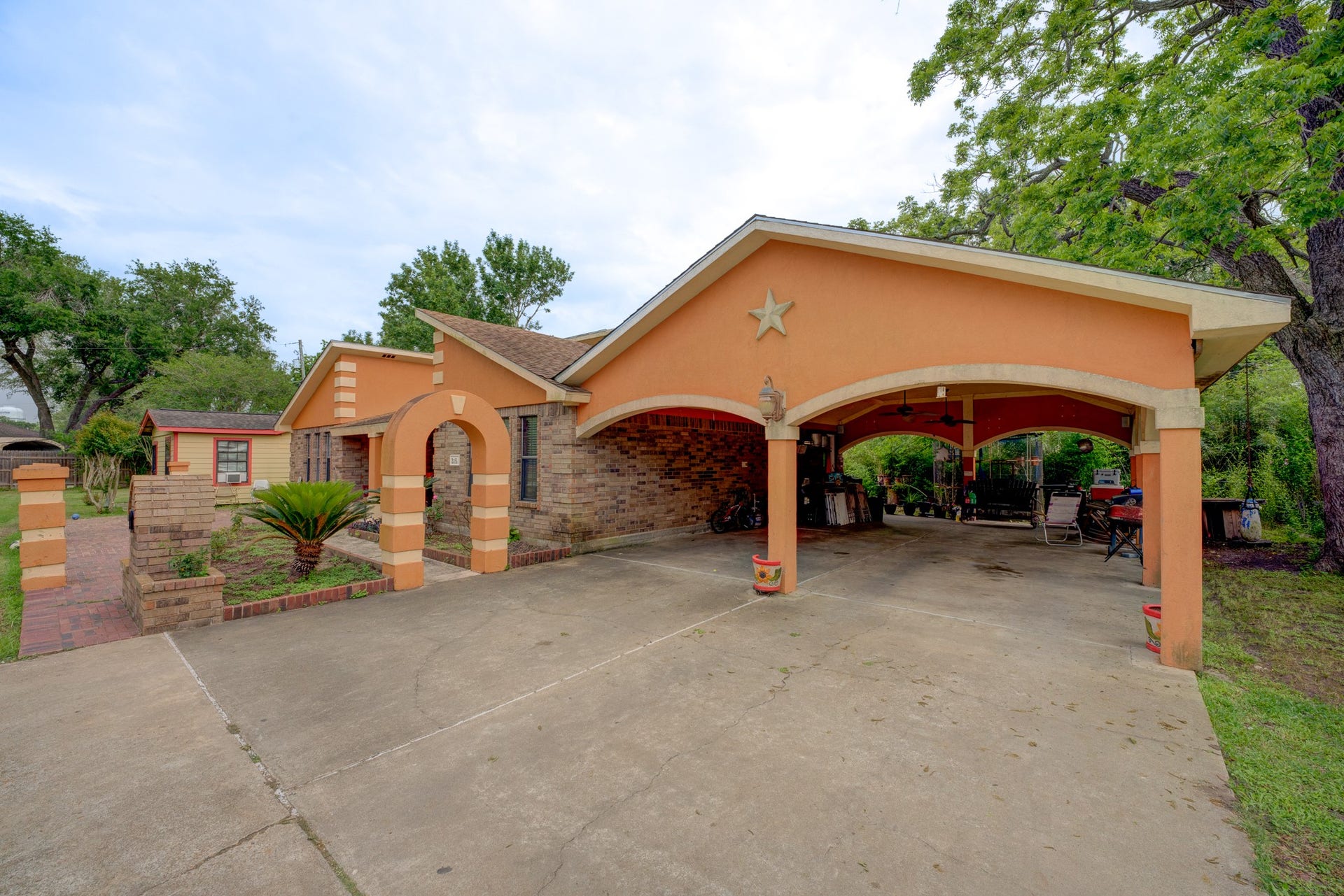 316 Hickman Lane, Angleton, TX 77515 316 Hickman Lane, Angleton, TX 77515