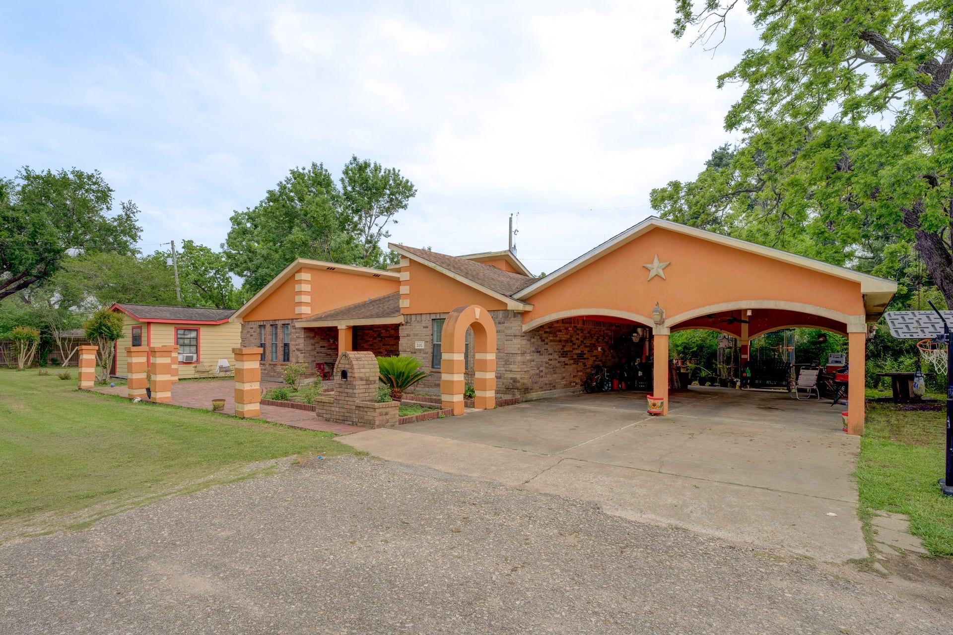 316 Hickman Lane, Angleton, TX 77515 316 Hickman Lane, Angleton, TX 77515
