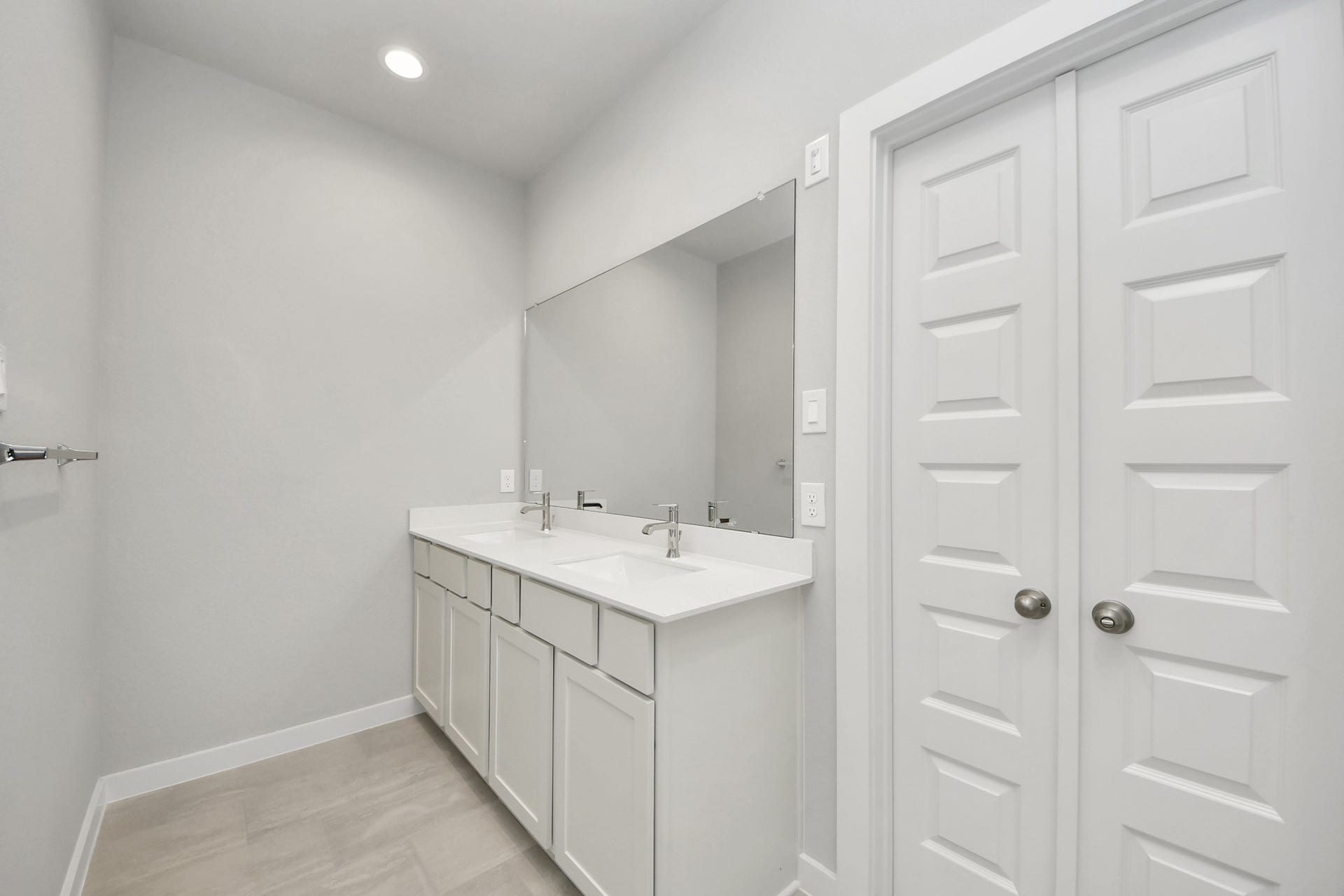 11023 Hosta Stream Drive, Houston, TX 77044 Escape to a spa-like oasis in this primary bathroom. Enjoy a walk-in shower with tile surround, a separate garden tub with custom detailing, and an elegant vanity featuring light countertops, modern hardware, and beautiful vanity lights. Experience luxury and relaxation in every detail. Sample photo of completed home with similar floor plan. Actual colors and selections may vary.