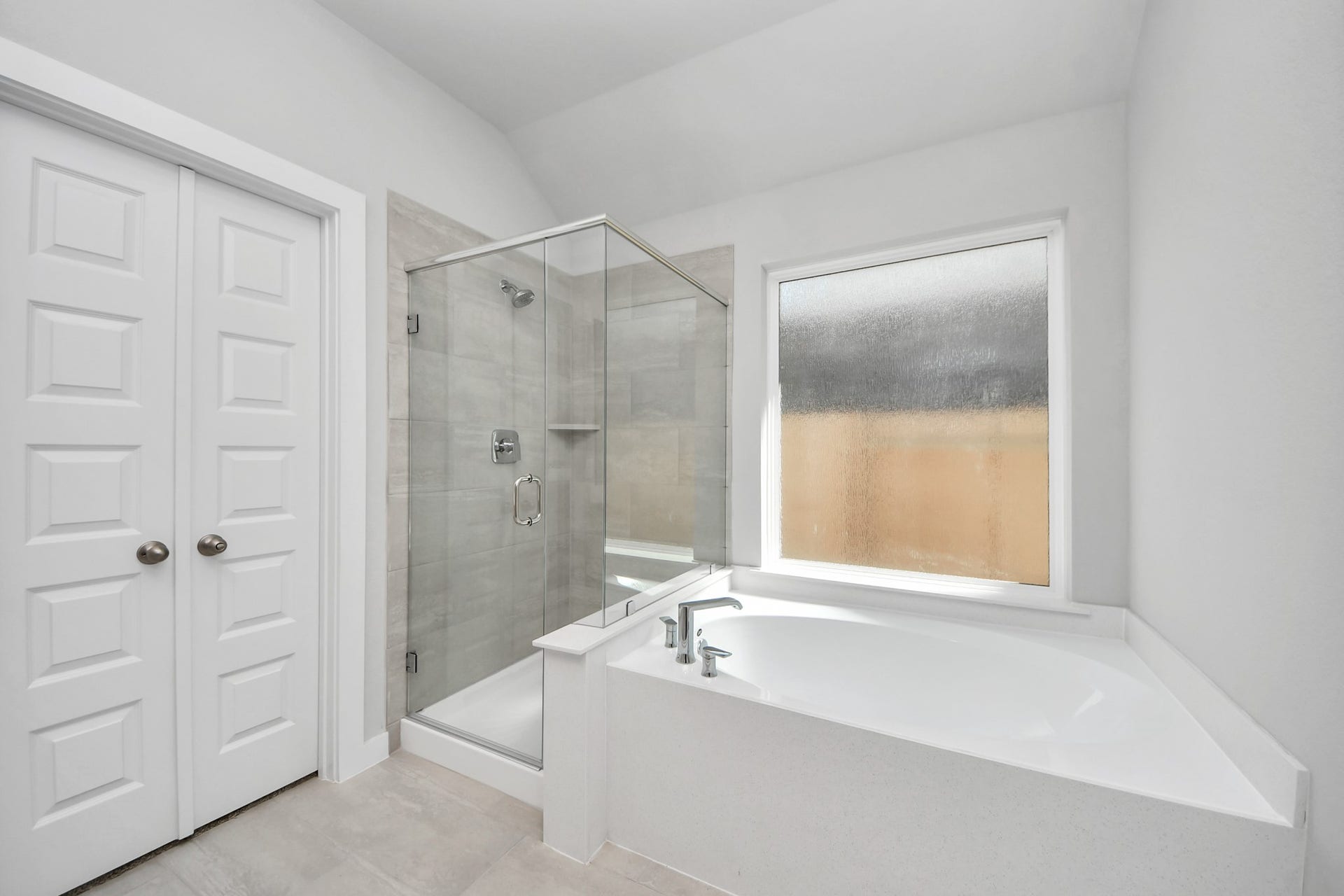 11023 Hosta Stream Drive, Houston, TX 77044 Indulge in a spa-like retreat within the confines of this primary bathroom. Delight in a spacious walk-in shower enveloped in stylish tile surround, unwind in a separate garden tub adorned with custom detailing. Sample photo of completed home with similar floor plan. Actual colors and selections may vary.