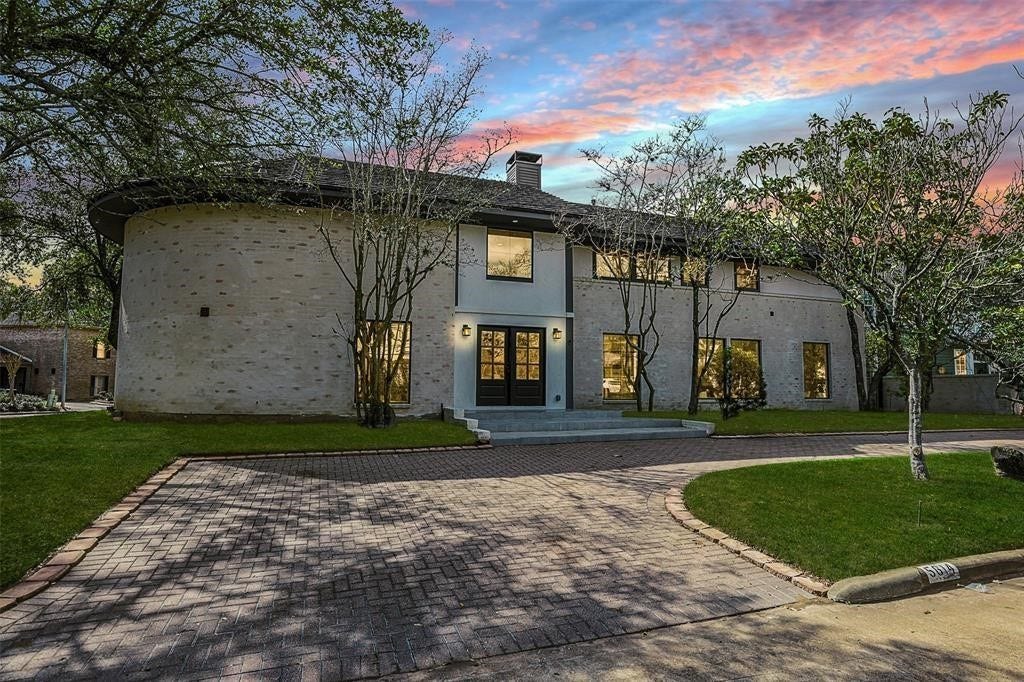 5614 Indian Circle, Houston, TX 77056 Stunning luxury home in Tanglewood, featuring a sophisticated brick and stucco exterior. Nestled on a quiet cul-de-sac, this elegant residence boasts a grand circular driveway, beautifully landscaped grounds, and an inviting faade that blends classic charm with modern refinement.
