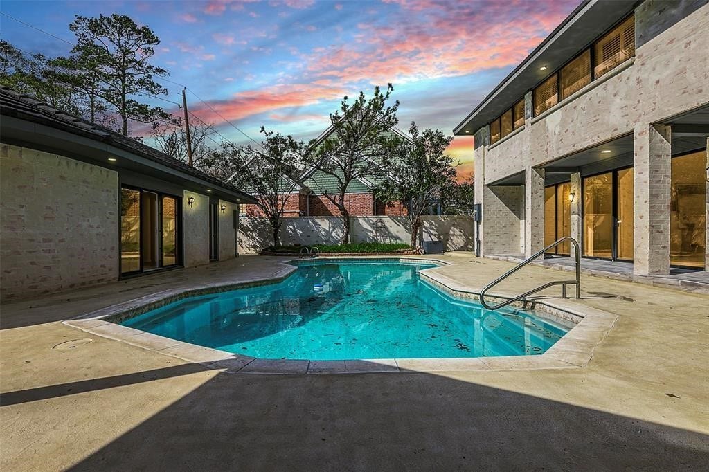 5614 Indian Circle, Houston, TX 77056 Elegant pool situated between the main house and guest house of this luxury estate, creating a private oasis with seamless indoor-outdoor flow. Surrounded by refined hardscaping, the pool area offers both relaxation and entertainment in a truly exclusive setting.
