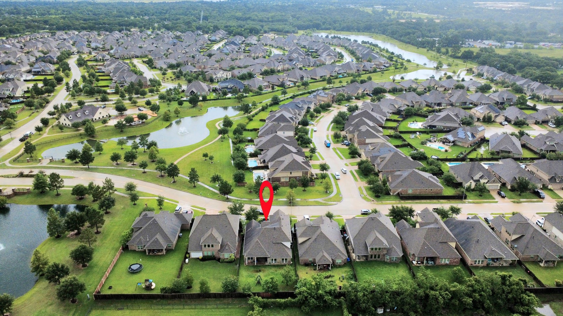 Right at the front of the community for easy access to all shops,dining and retail