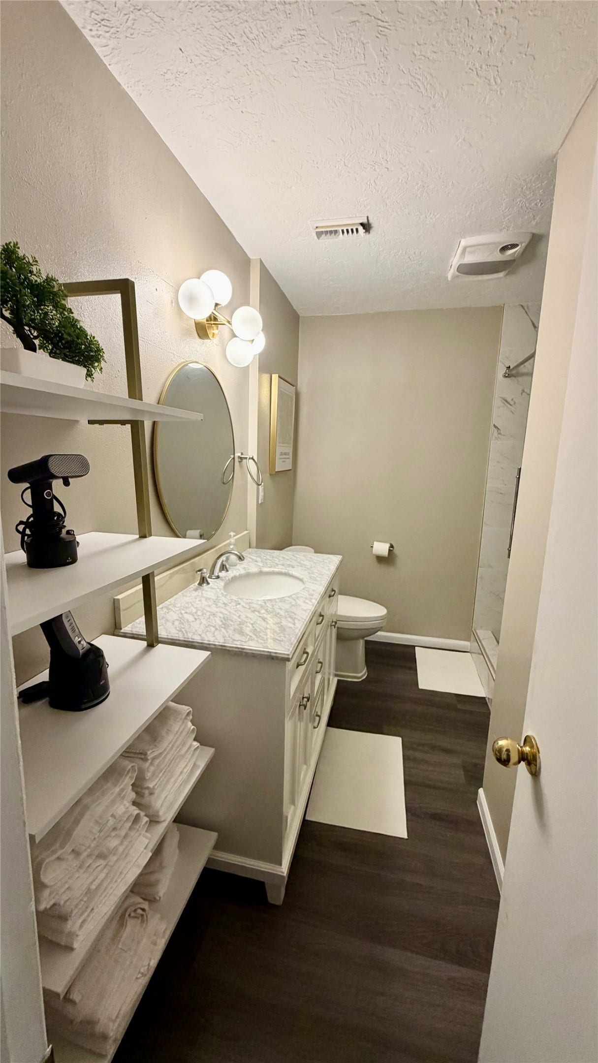 111 Grove Street, La Porte, TX 77571 Remodled bath