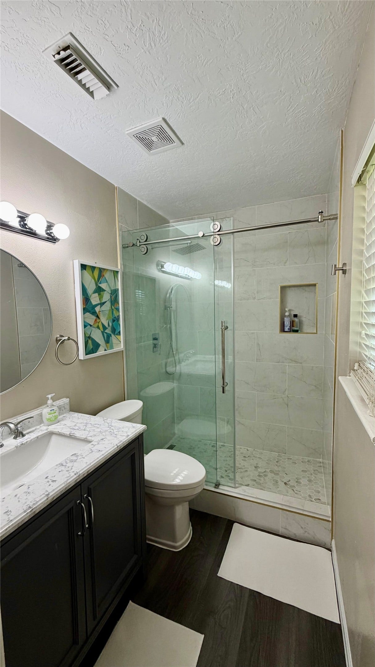 111 Grove Street, La Porte, TX 77571 Remodled Primary bath