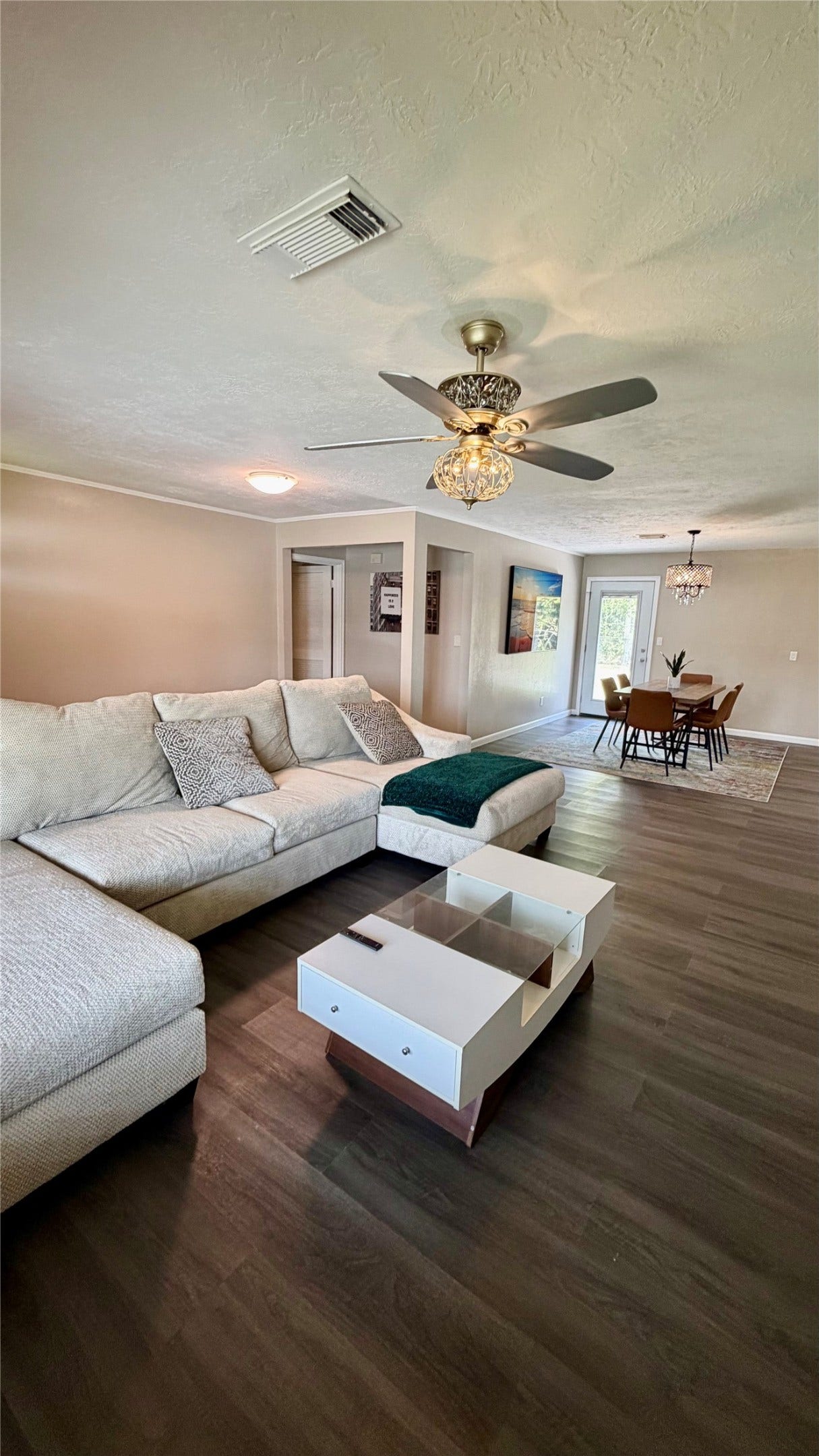 111 Grove Street, La Porte, TX 77571 Living room