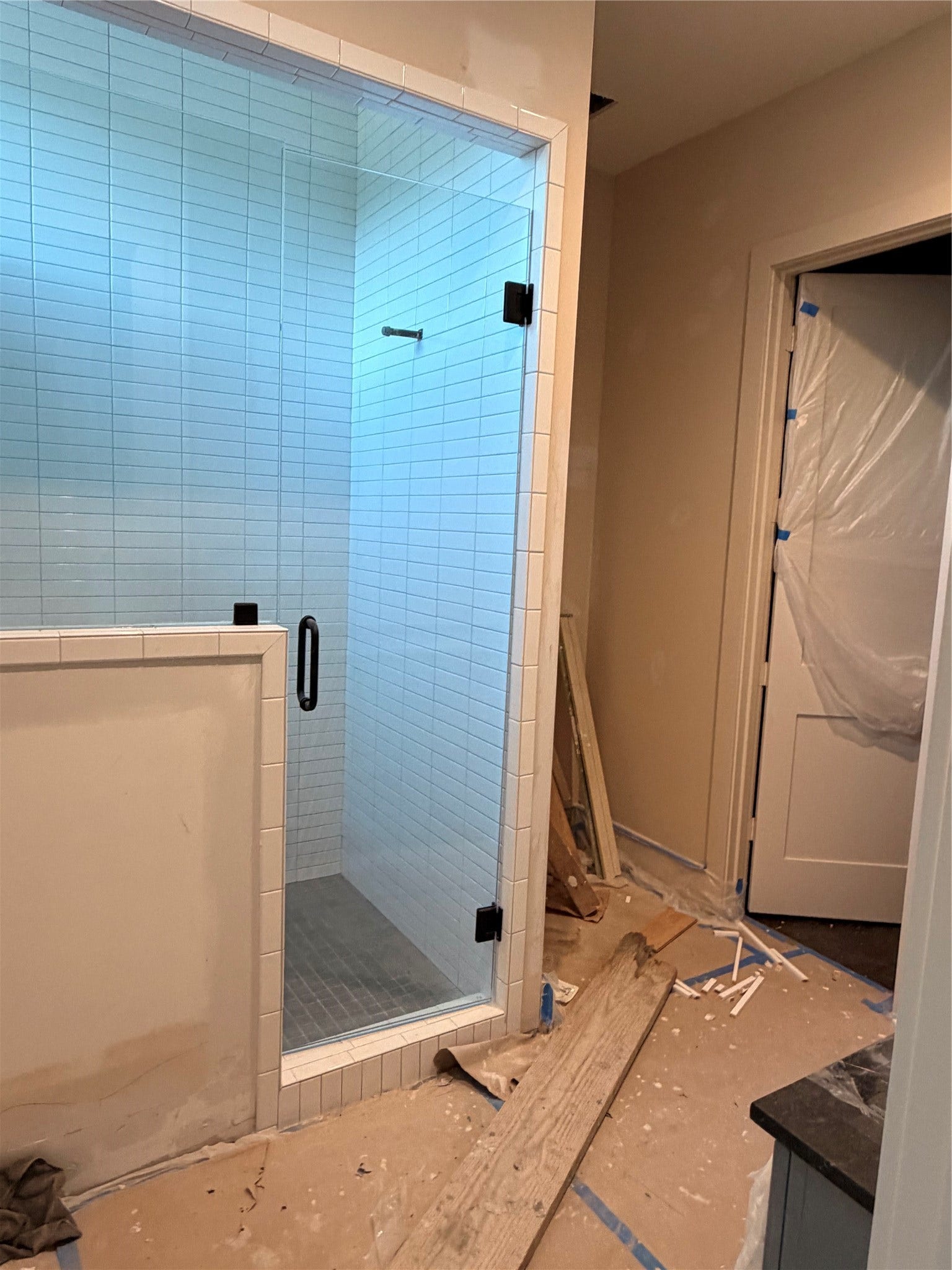 1523 Marshall Street, Houston, TX 77006 One of the full en-suite baths