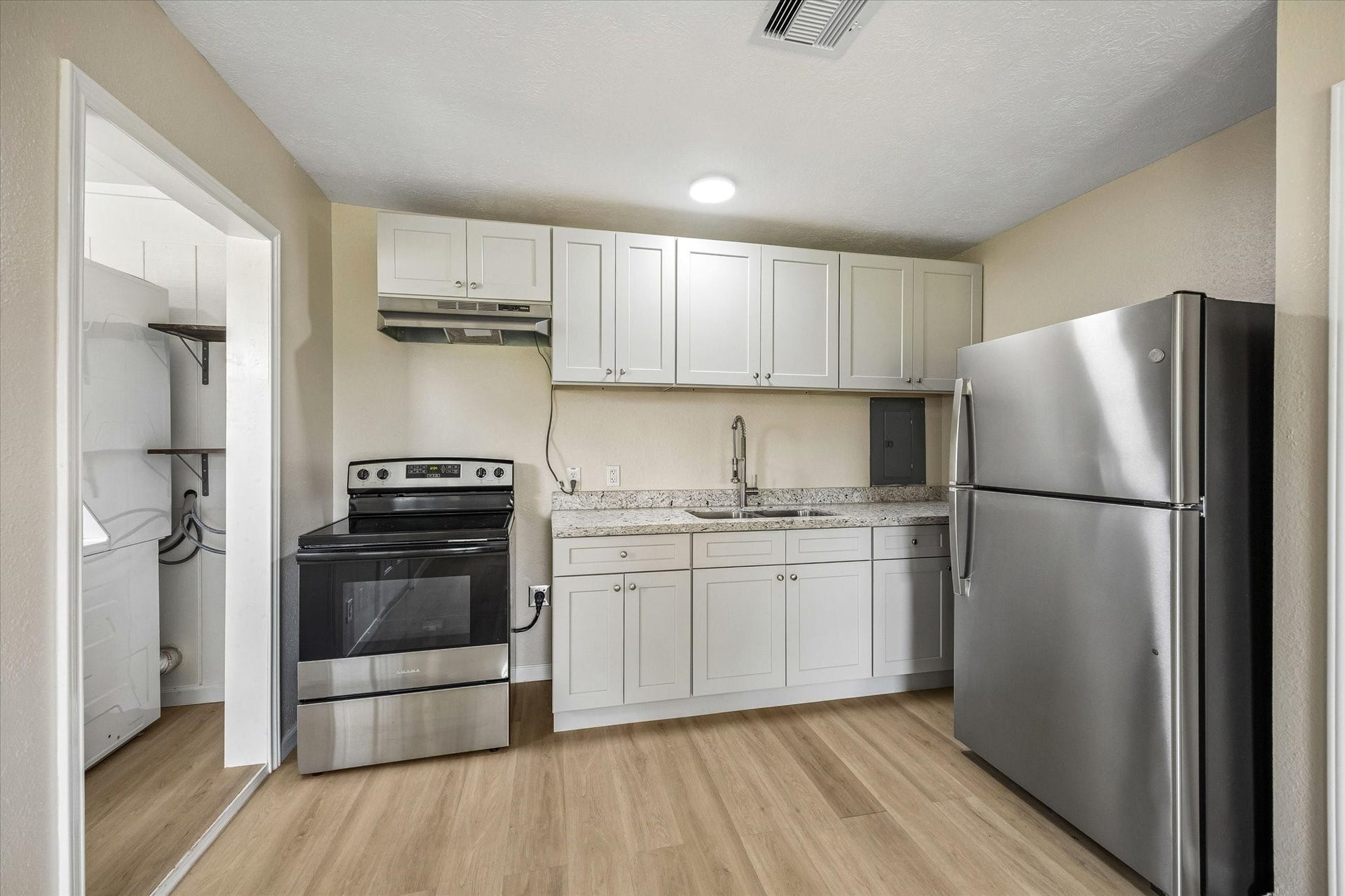 5806 S Highway 35, Alvin, TX 77511 5806 S Highway 35, Alvin, TX 77511