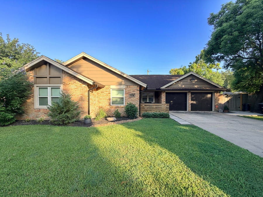 Property photo for 704 Briargrove Drive, Alvin, TX