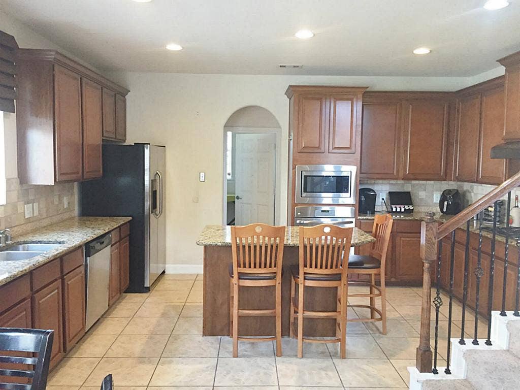 20914 Bright Lake Bend Court, Richmond, TX 77407 The large island kitchen has granite counters.