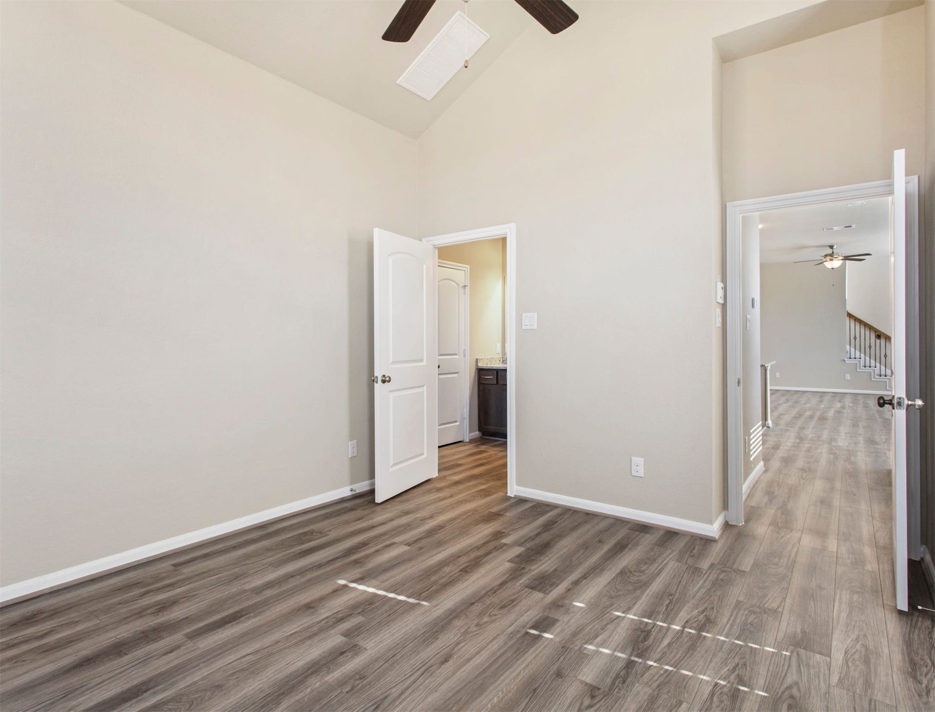 2511 Bordelon Lane, Missouri City, TX 77459 Beautiful and spacious master features high ceiling and no carpet! This stunning wood runs throughout the 1st floor.