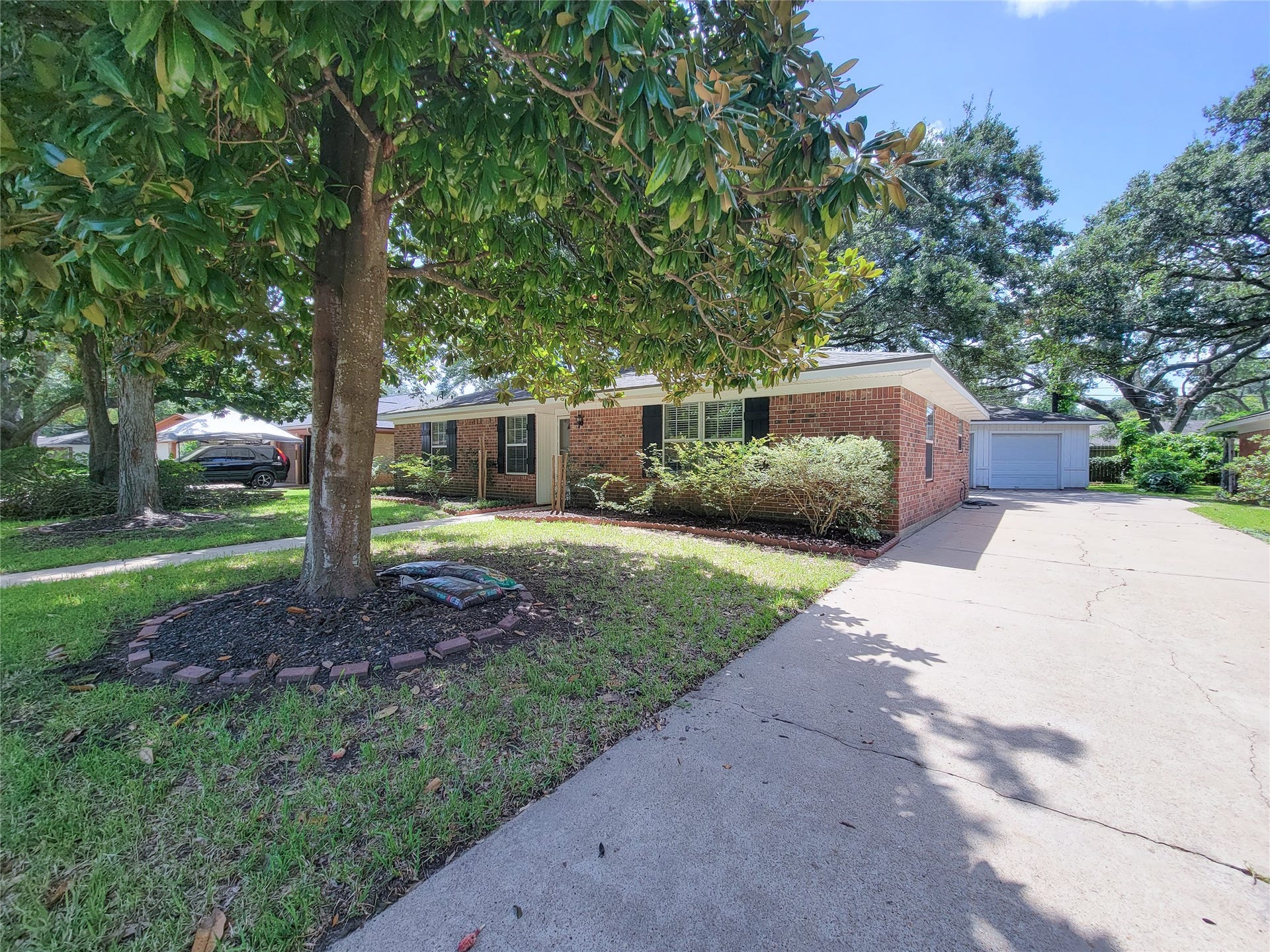 111 Azalea, Sugar Land, TX 77478 111 Azalea, Sugar Land, TX 77478