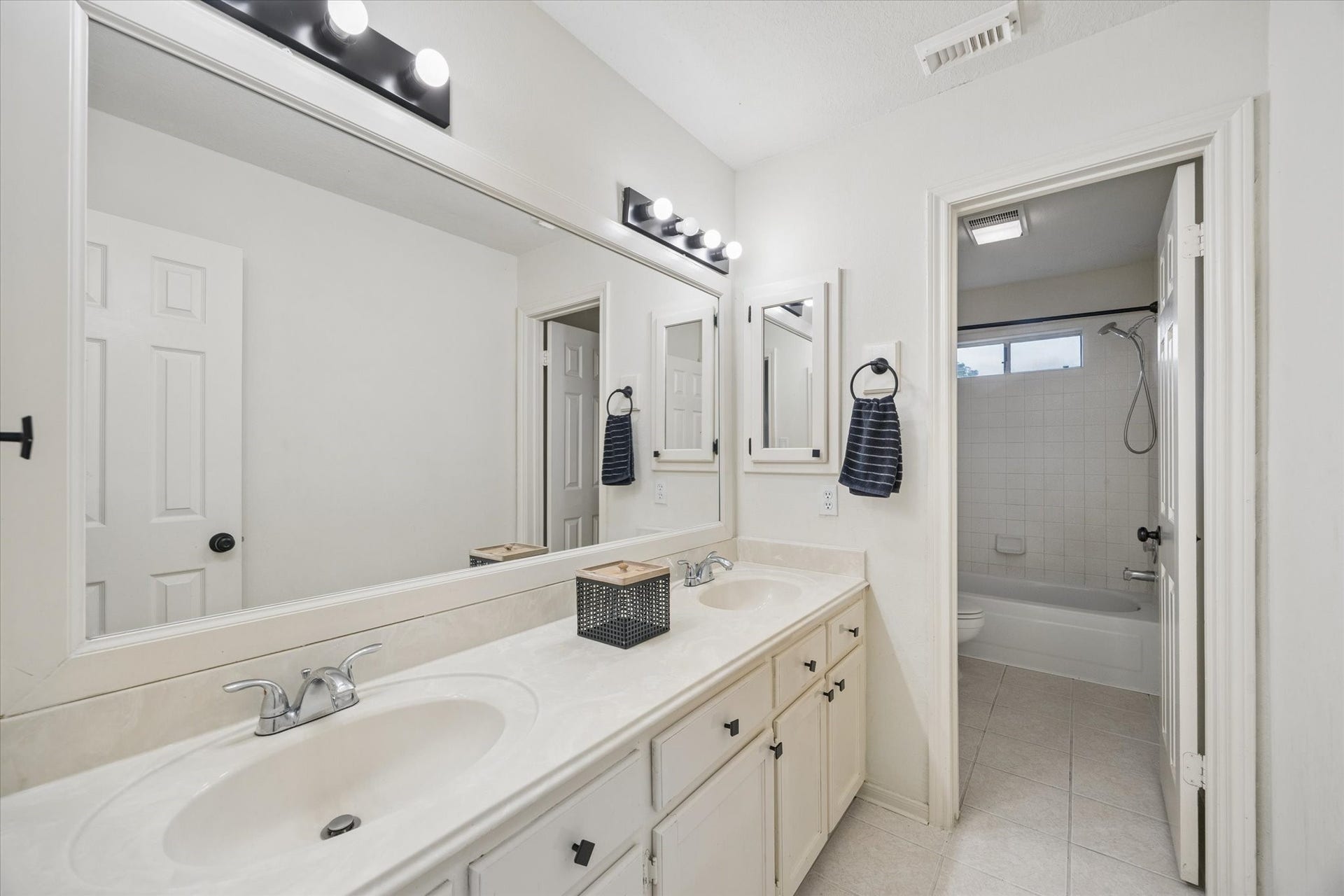4419 Three Rivers Drive, Sugar Land, TX 77478 4419 Three Rivers Drive, Sugar Land, TX 77478