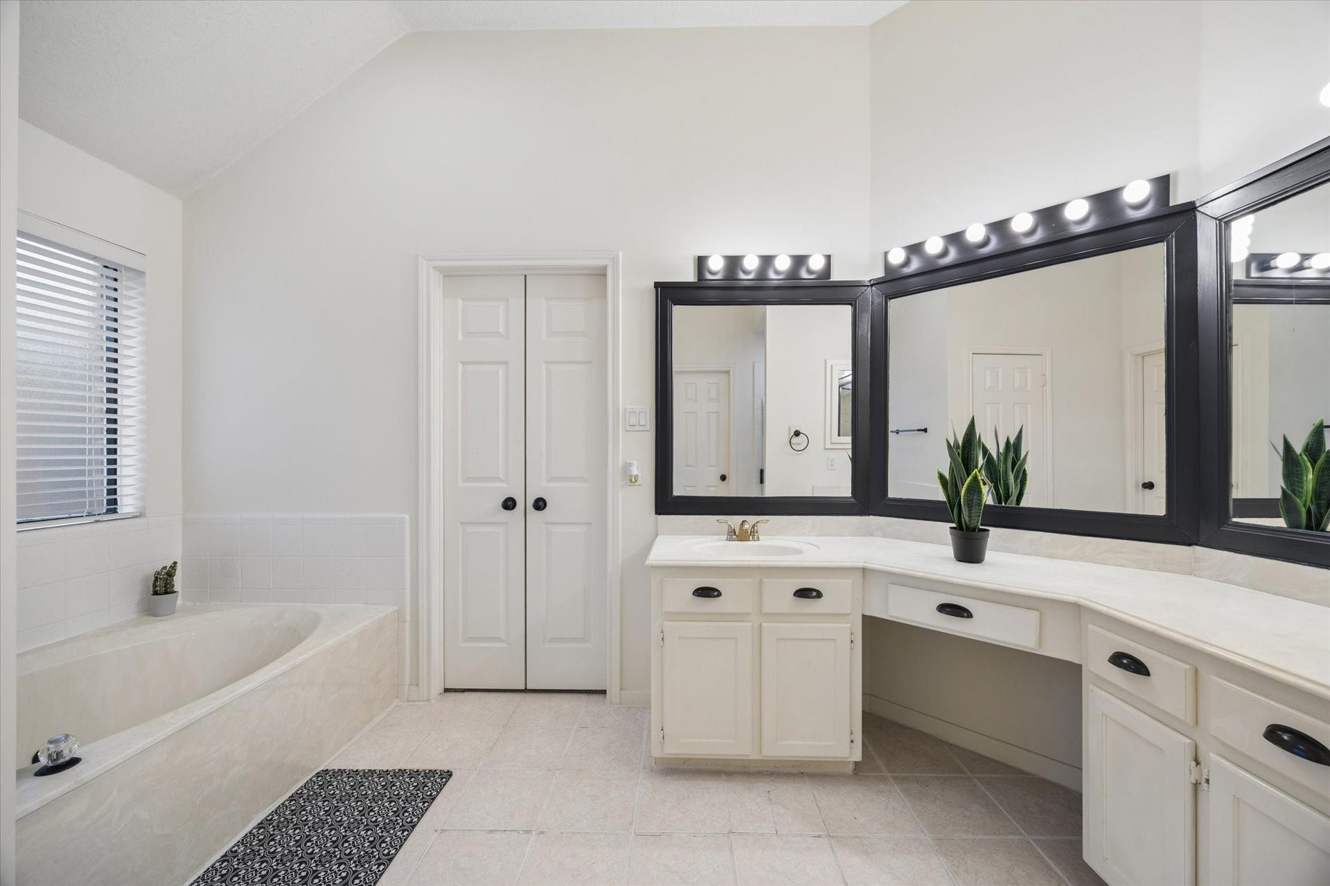 4419 Three Rivers Drive, Sugar Land, TX 77478 4419 Three Rivers Drive, Sugar Land, TX 77478