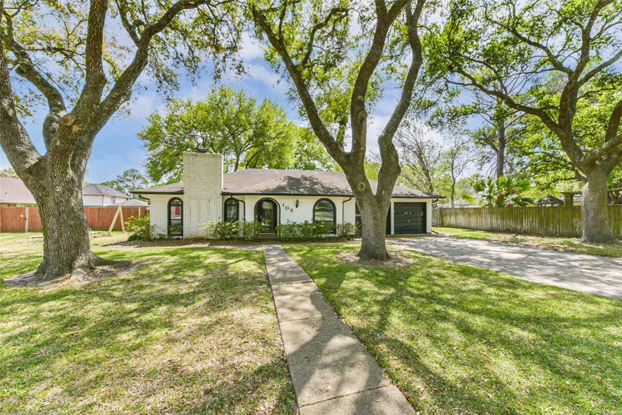 Property photo for 105 W Wildwinn Drive, Alvin, TX