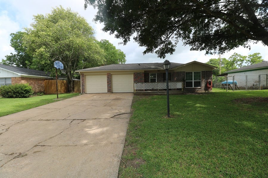 Property photo for 609 Circle Way, Alvin, TX