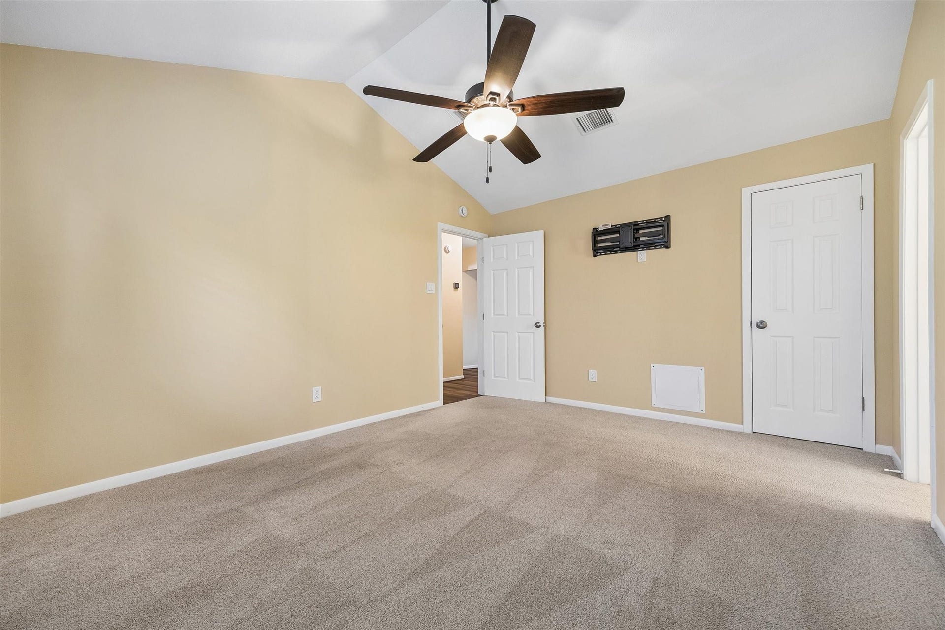 3911 Kitchen Hill Lane, Sugar Land, TX 77479 Imagine making this comfortable bedroom your own, with neutral finishes, soft carpeting, and space for your favorite furnishings.