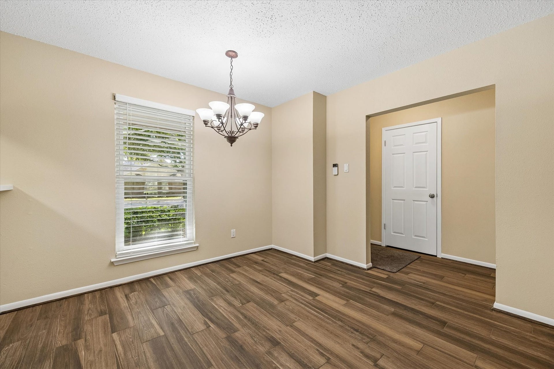 3911 Kitchen Hill Lane, Sugar Land, TX 77479 A cheerful dining space filled with natural light offers the perfect setting for morning coffee, family meals, and special occasions.
