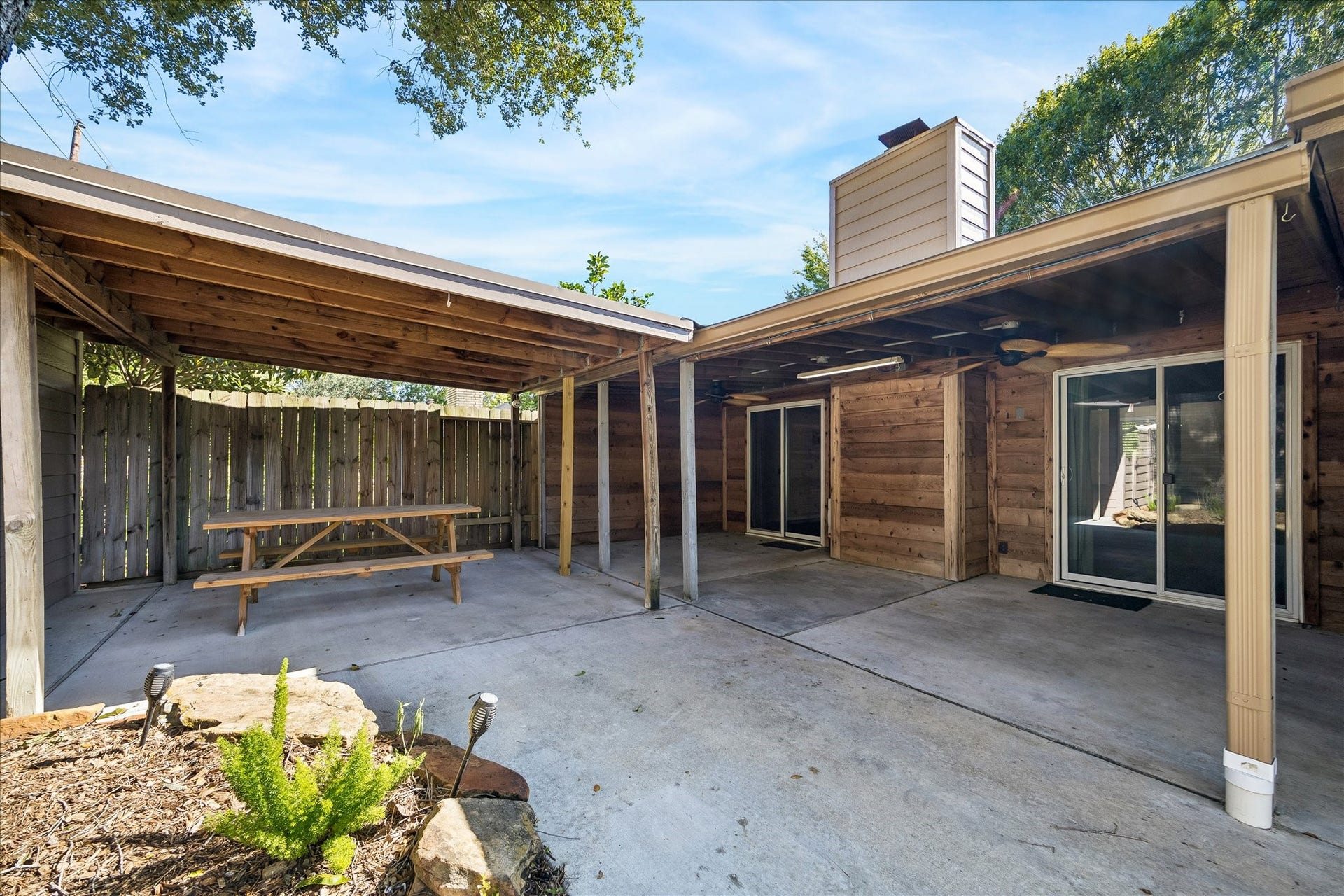 3911 Kitchen Hill Lane, Sugar Land, TX 77479 Your outdoor gathering spot awaits! Enjoy a covered patio with room for dining, relaxing, and spending time with friends and family.