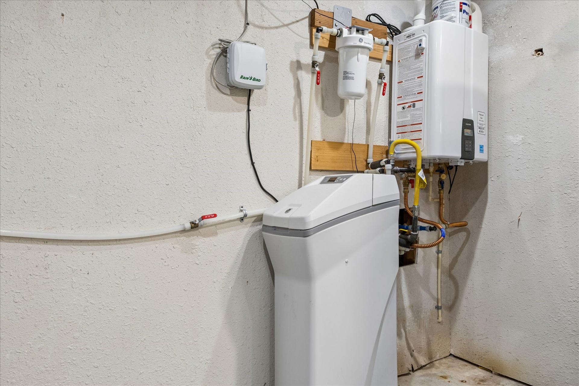 3911 Kitchen Hill Lane, Sugar Land, TX 77479 A dedicated utility area keeps essential home equipment conveniently tucked away in the garage.