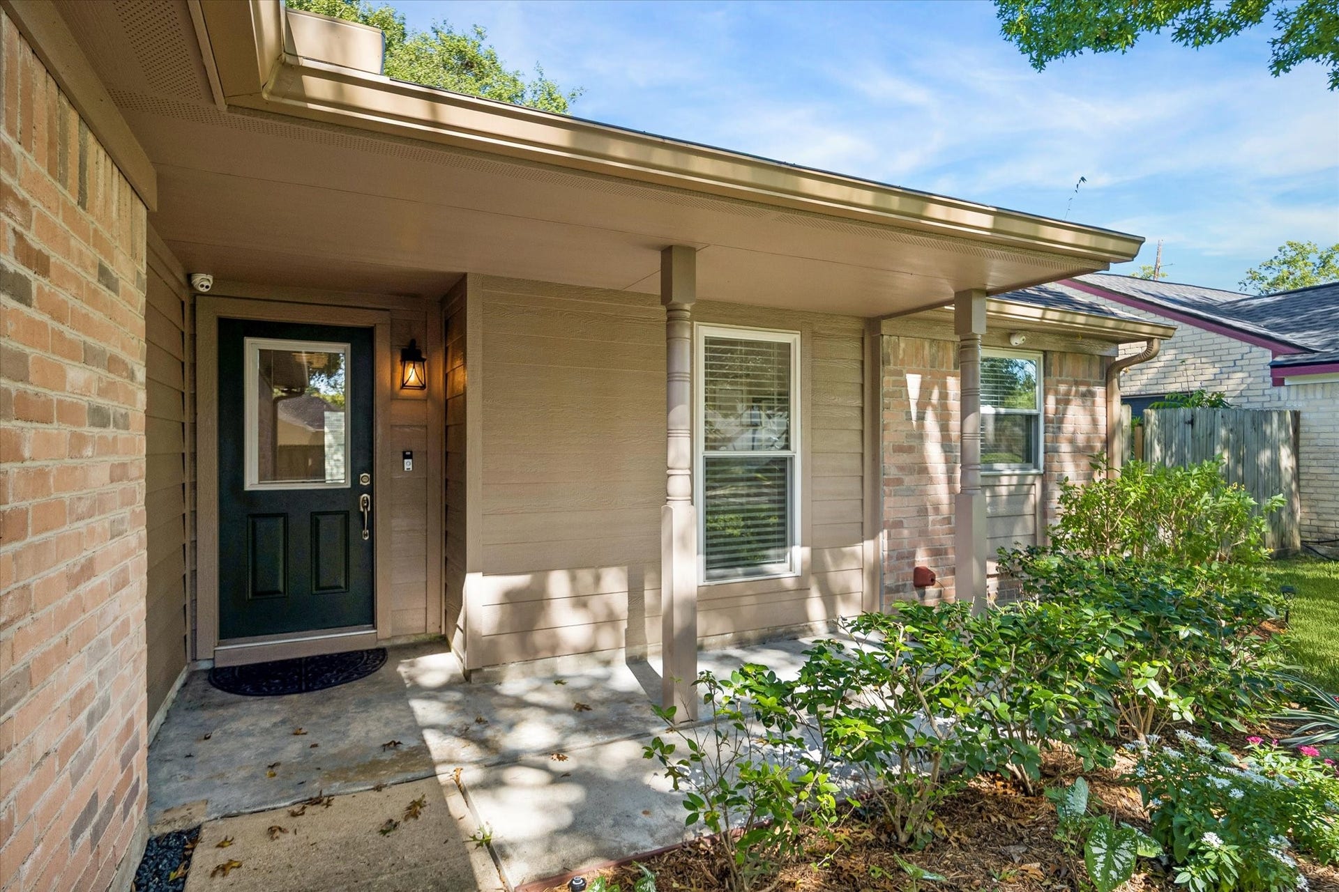 3911 Kitchen Hill Lane, Sugar Land, TX 77479 Step up to a welcoming entrance framed by attractive brickwork and thoughtfully maintained landscaping.