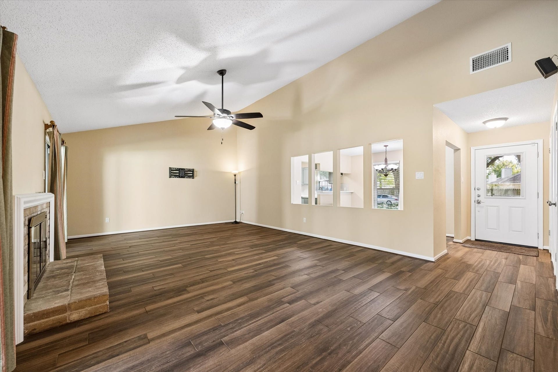 3911 Kitchen Hill Lane, Sugar Land, TX 77479 Make yourself at home in this inviting living space, where a fireplace and open layout set the stage for relaxing evenings and entertaining.