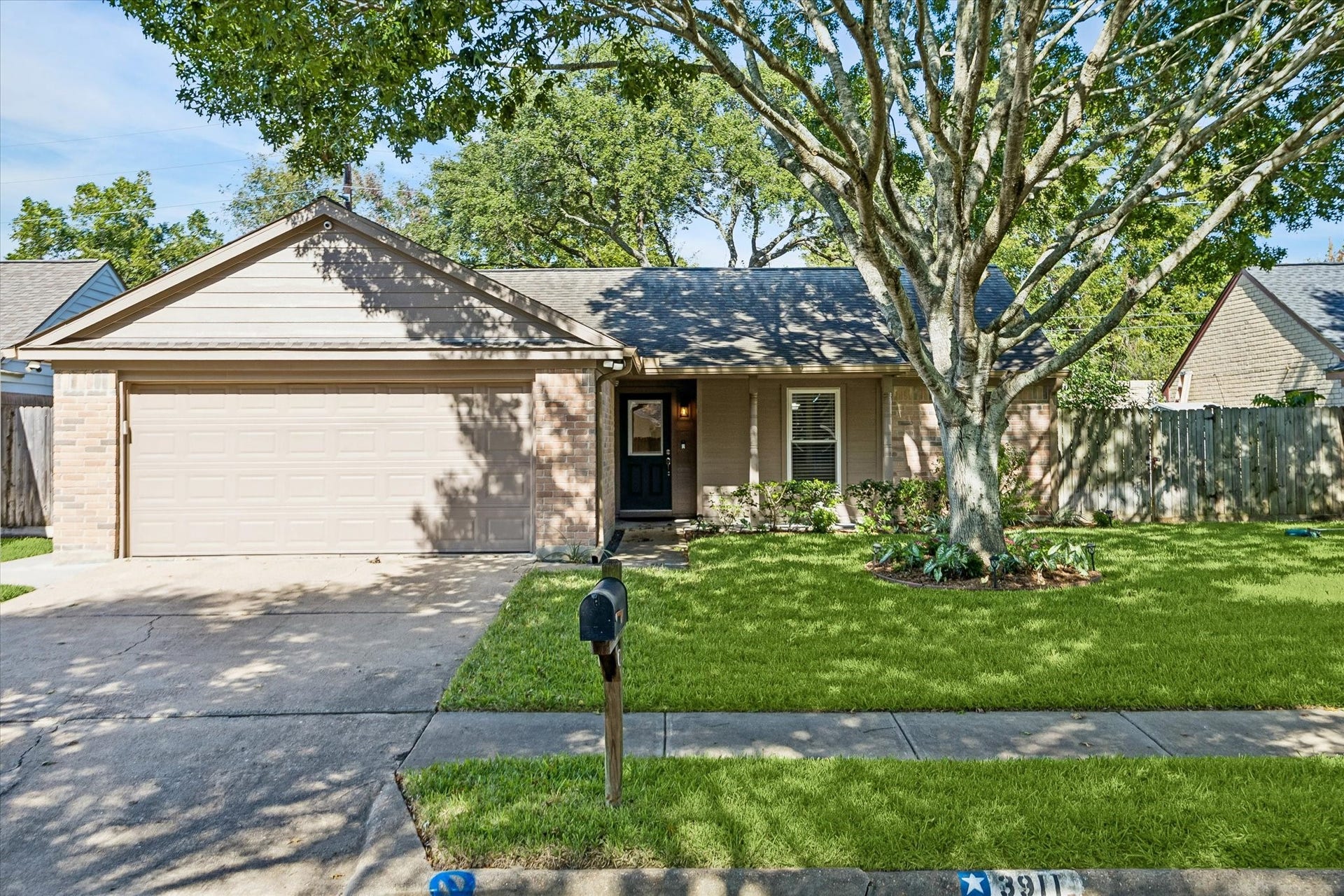 3911 Kitchen Hill Lane, Sugar Land, TX 77479 Welcome home! From the inviting curb appeal to the charming exterior, this home offers a warm welcome from the moment you arrive. Surrounded by mature trees and a beautifully maintained lawn, its the perfect place to begin your next chapter and make lasting memories.