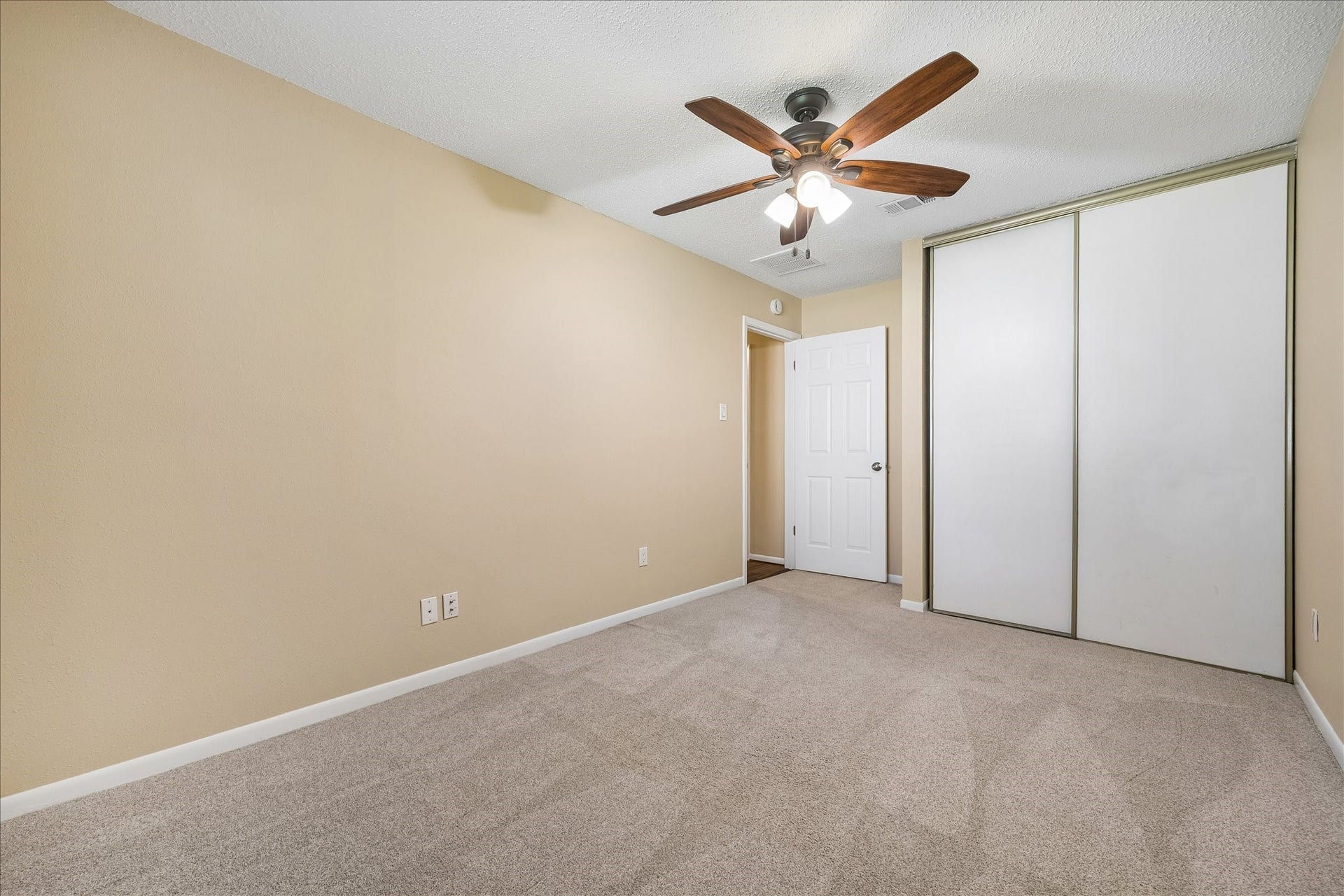 3911 Kitchen Hill Lane, Sugar Land, TX 77479 Enjoy a comfortable bedroom with a spacious sliding-door closet and room to arrange your furnishings just the way you like.