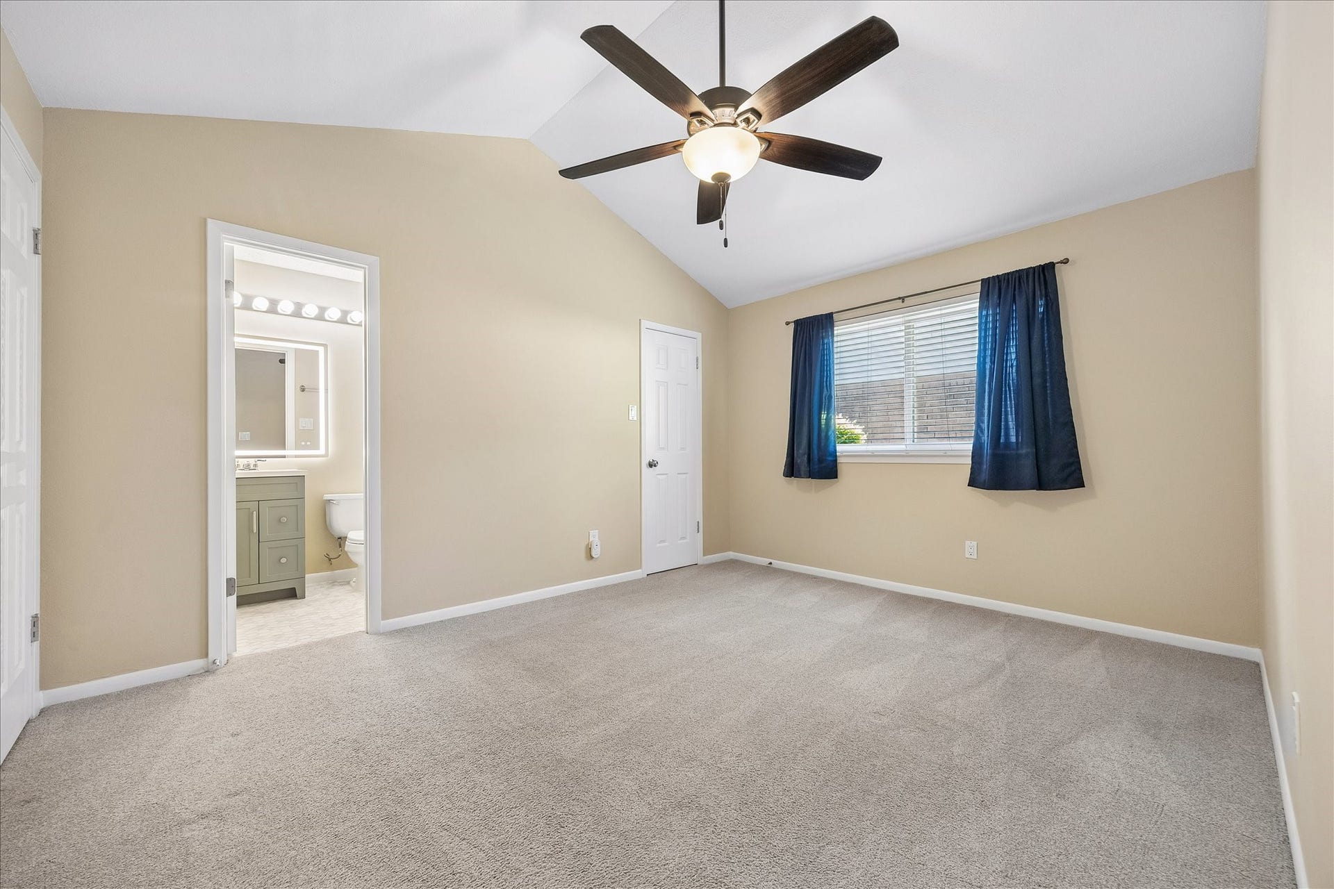 3911 Kitchen Hill Lane, Sugar Land, TX 77479 A bright and comfortable bedroom with an adjoining bathroom offers convenience and a welcoming place to unwind.