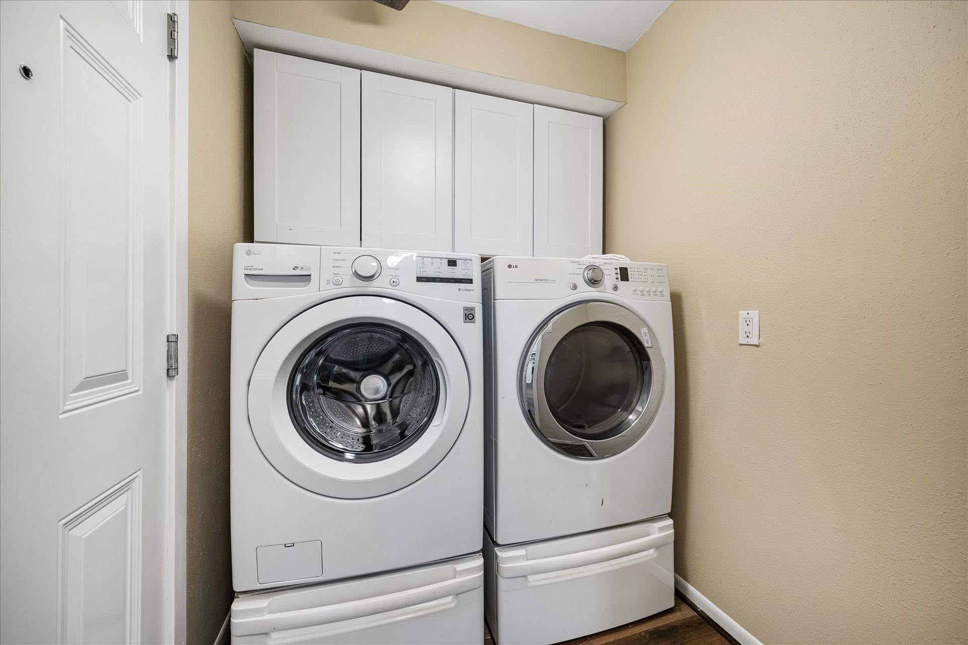 3911 Kitchen Hill Lane, Sugar Land, TX 77479 Laundry day is a little easier with a dedicated laundry room featuring a washer, dryer, and overhead storage.