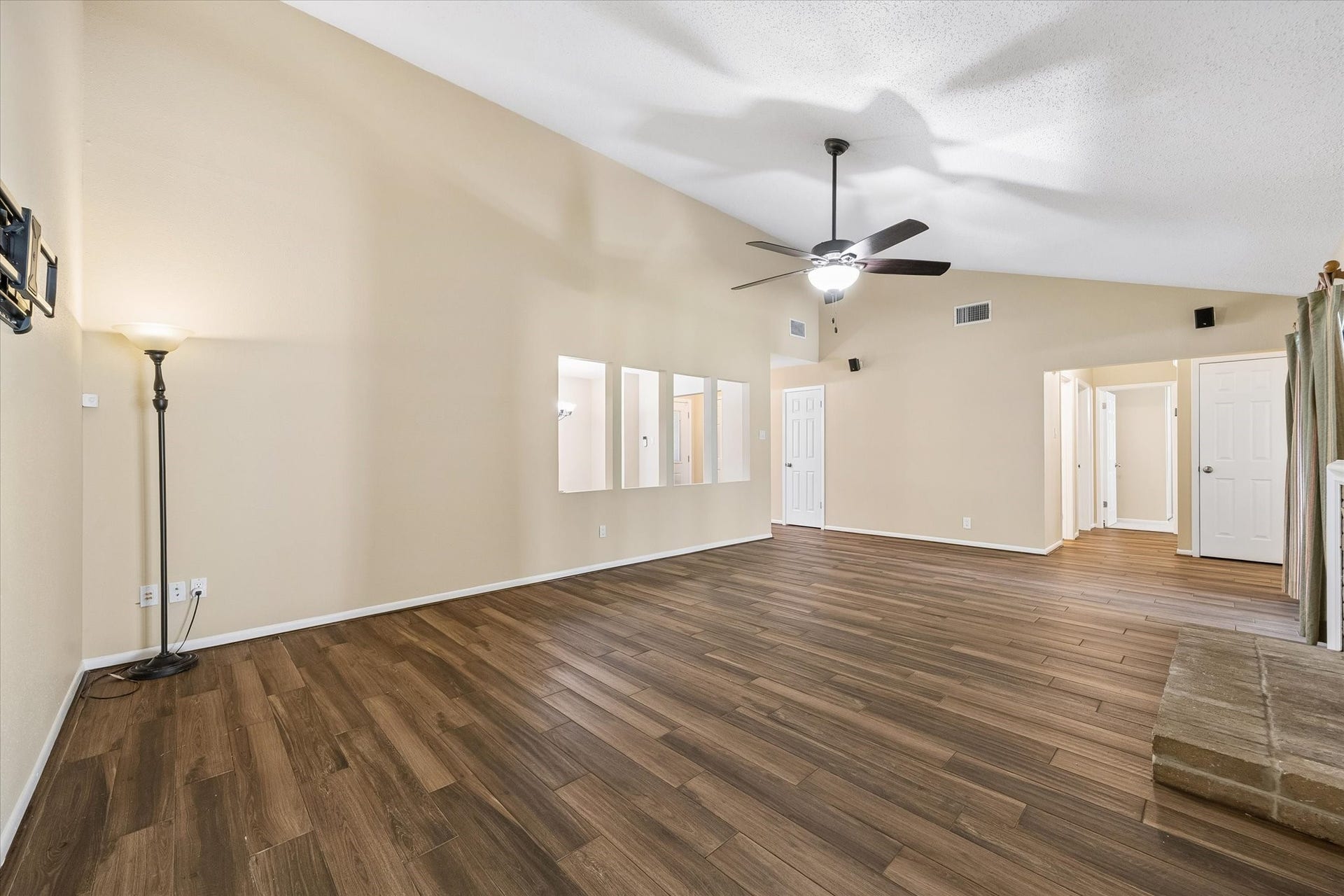 3911 Kitchen Hill Lane, Sugar Land, TX 77479 Room to relax and gather! This open living area offers plenty of possibilities for creating your own comfortable retreat.
